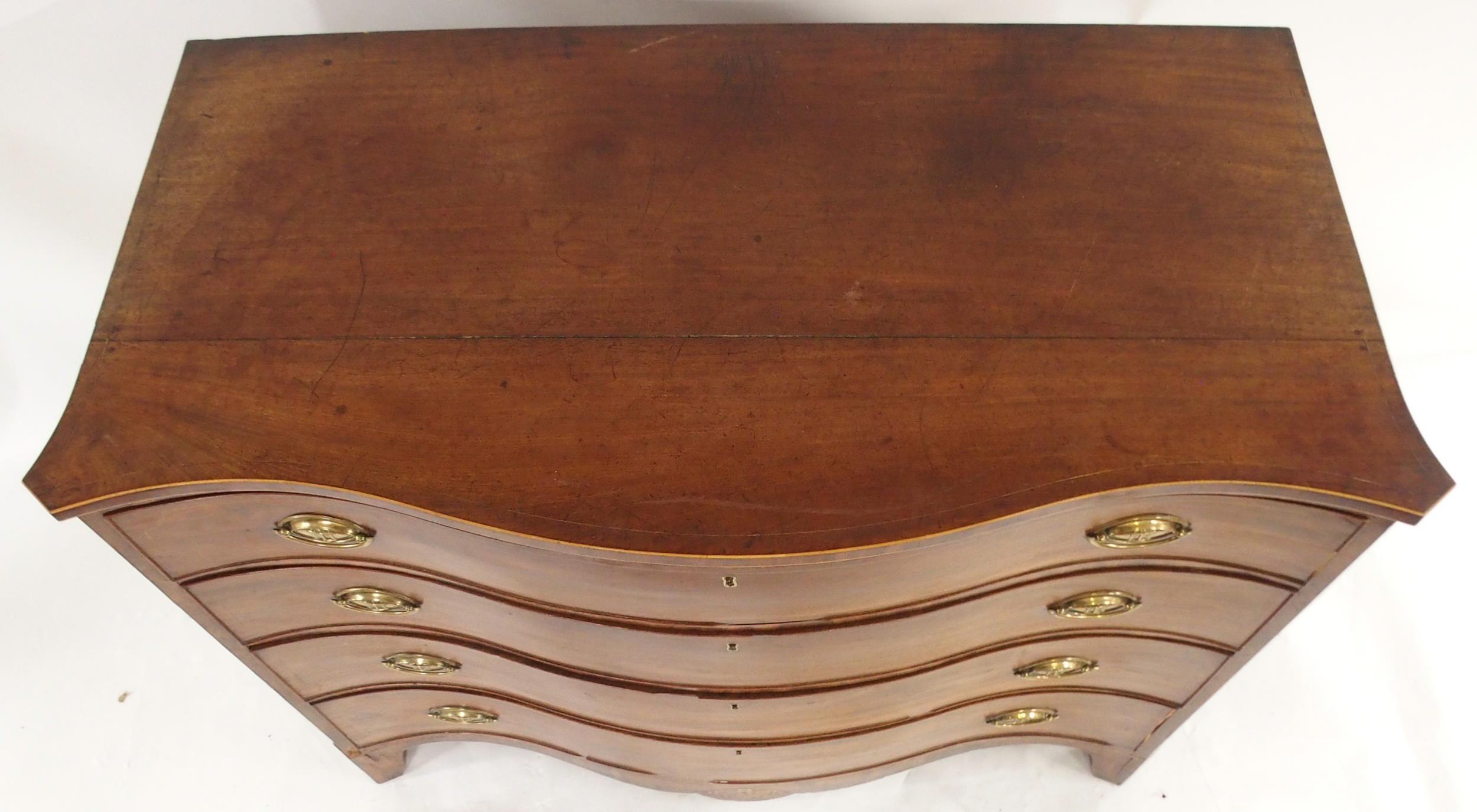 A GEORGIAN MAHOGANY SERPENTINE FRONT CHEST OF FOUR DRAWERS with satinwood inlays to sides and - Image 2 of 12