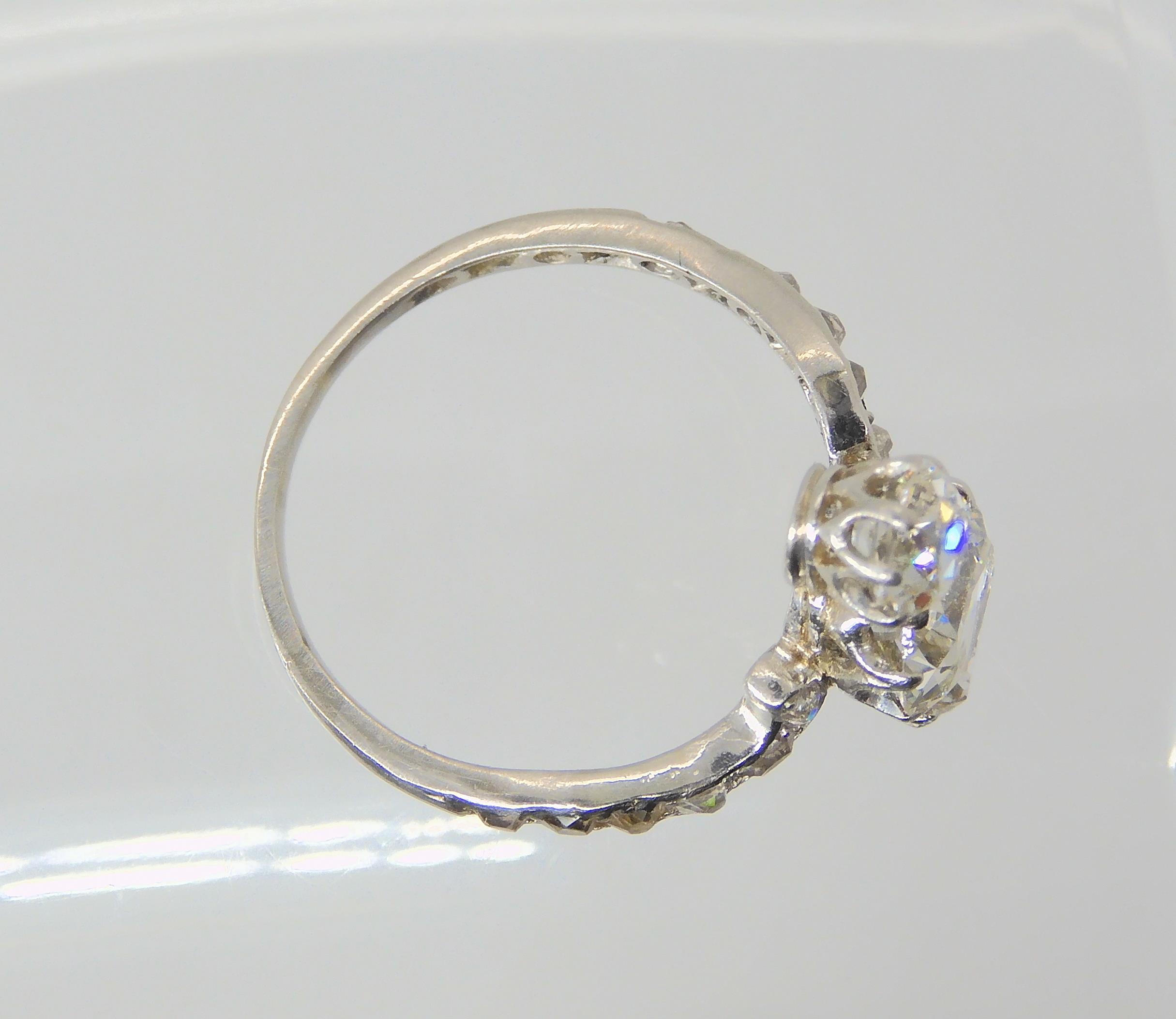 A VINTAGE THREE STONE DIAMOND RING the central old cut is estimated approximately at 0.95cts, with - Image 10 of 12