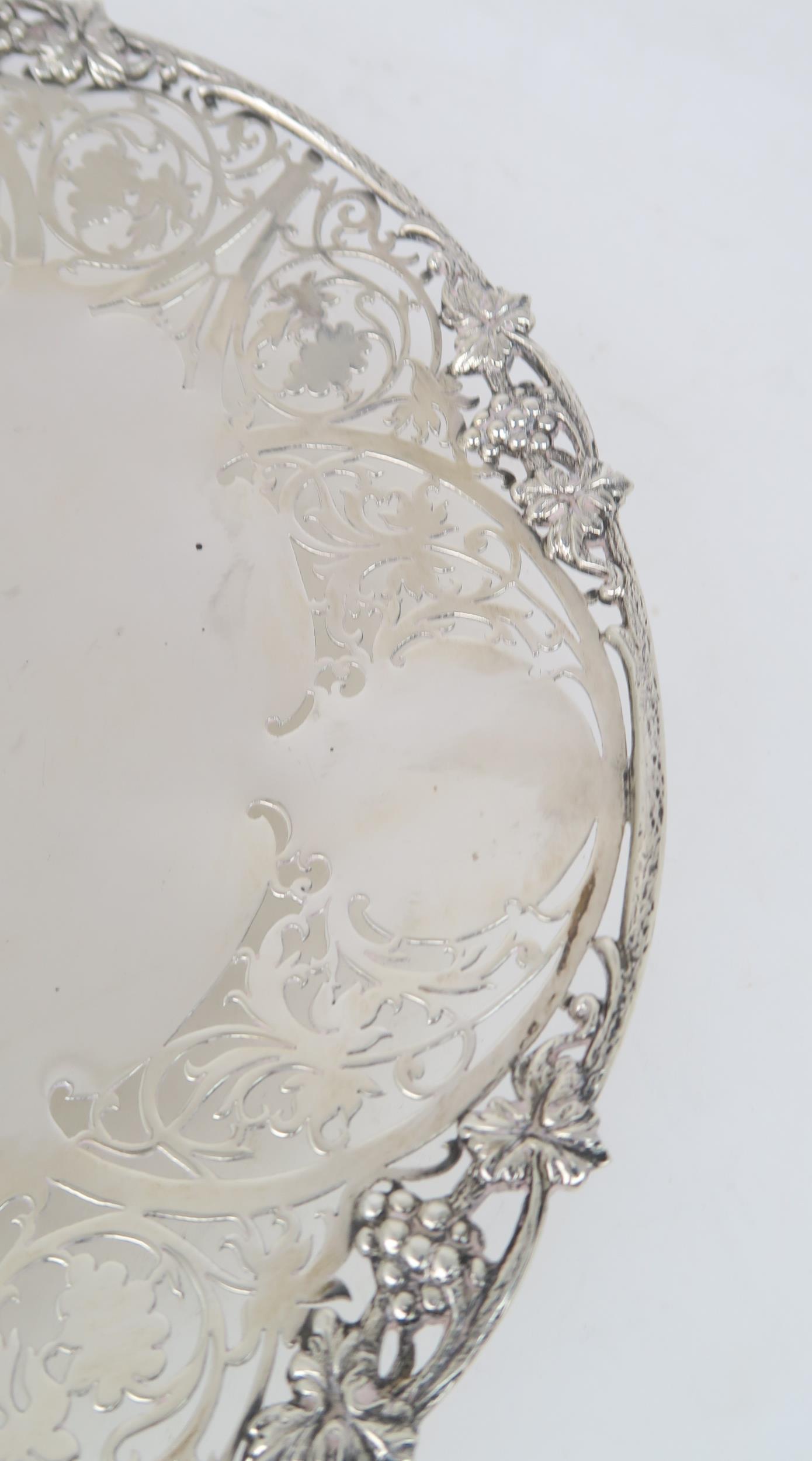 AN ELIZABETH II SILVER FOOTED DISH of circular form, with pierced scrolling foliate decoration, with - Image 2 of 4