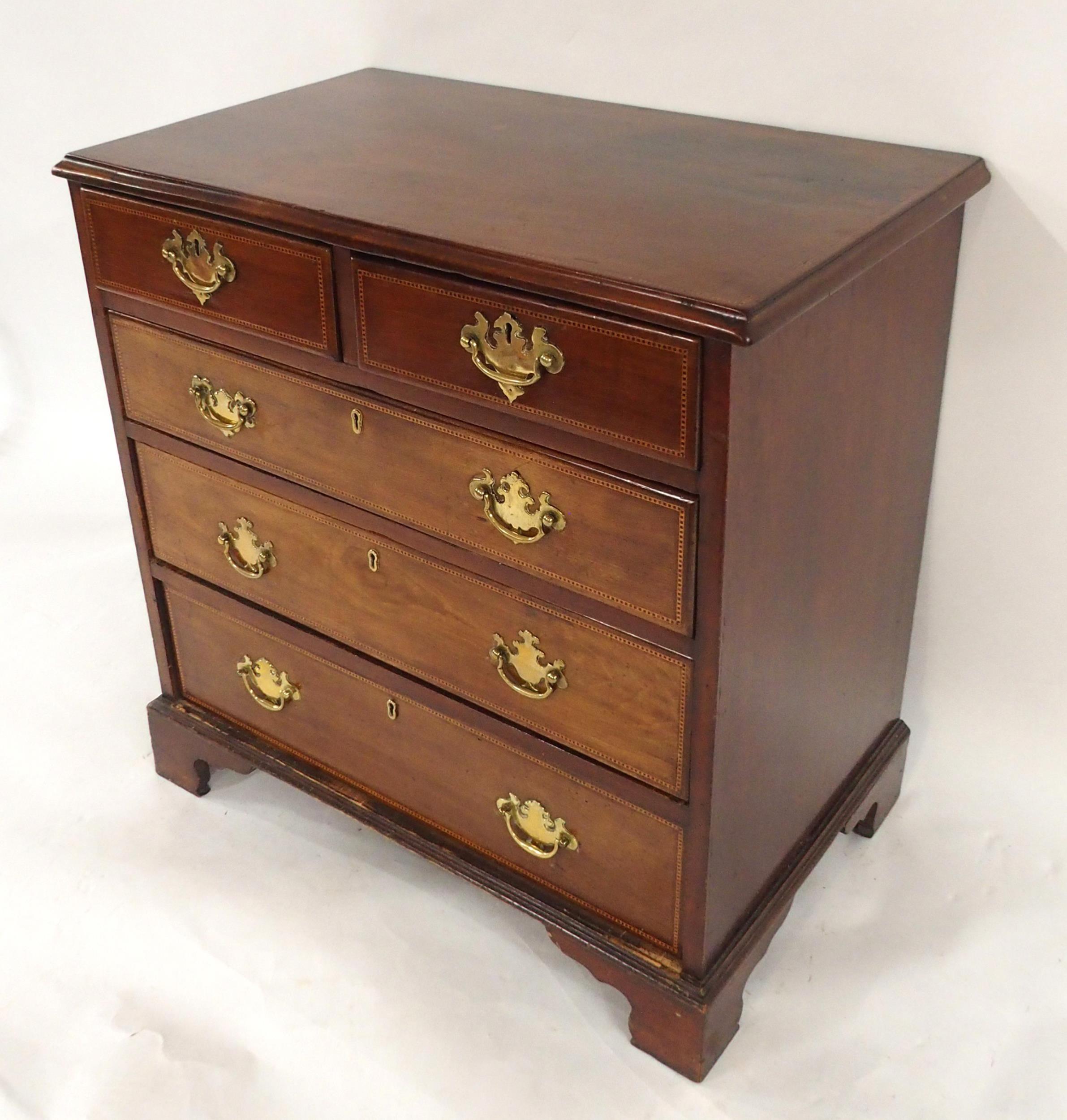 A GEORGIAN MAHOGANY TWO OVER THREE CHEST OF DRAWERS with checker line inlays and brass drawer - Image 4 of 8