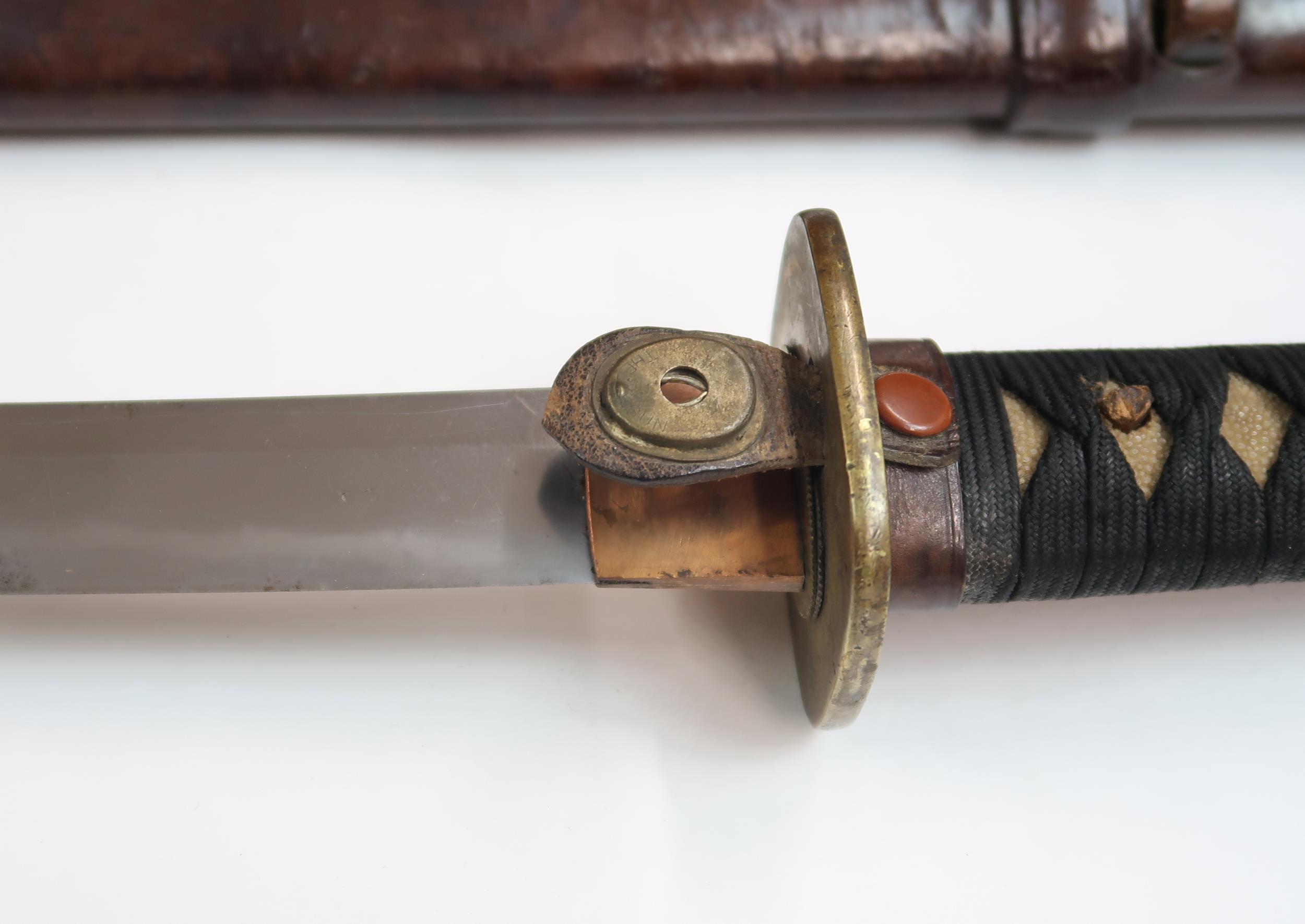 A JAPANESE SHOWA PERIOD SHIN GUNTO SWORD WITH WW2-ERA BRITISH ATTRIBUTION With machine made blade - Image 5 of 7