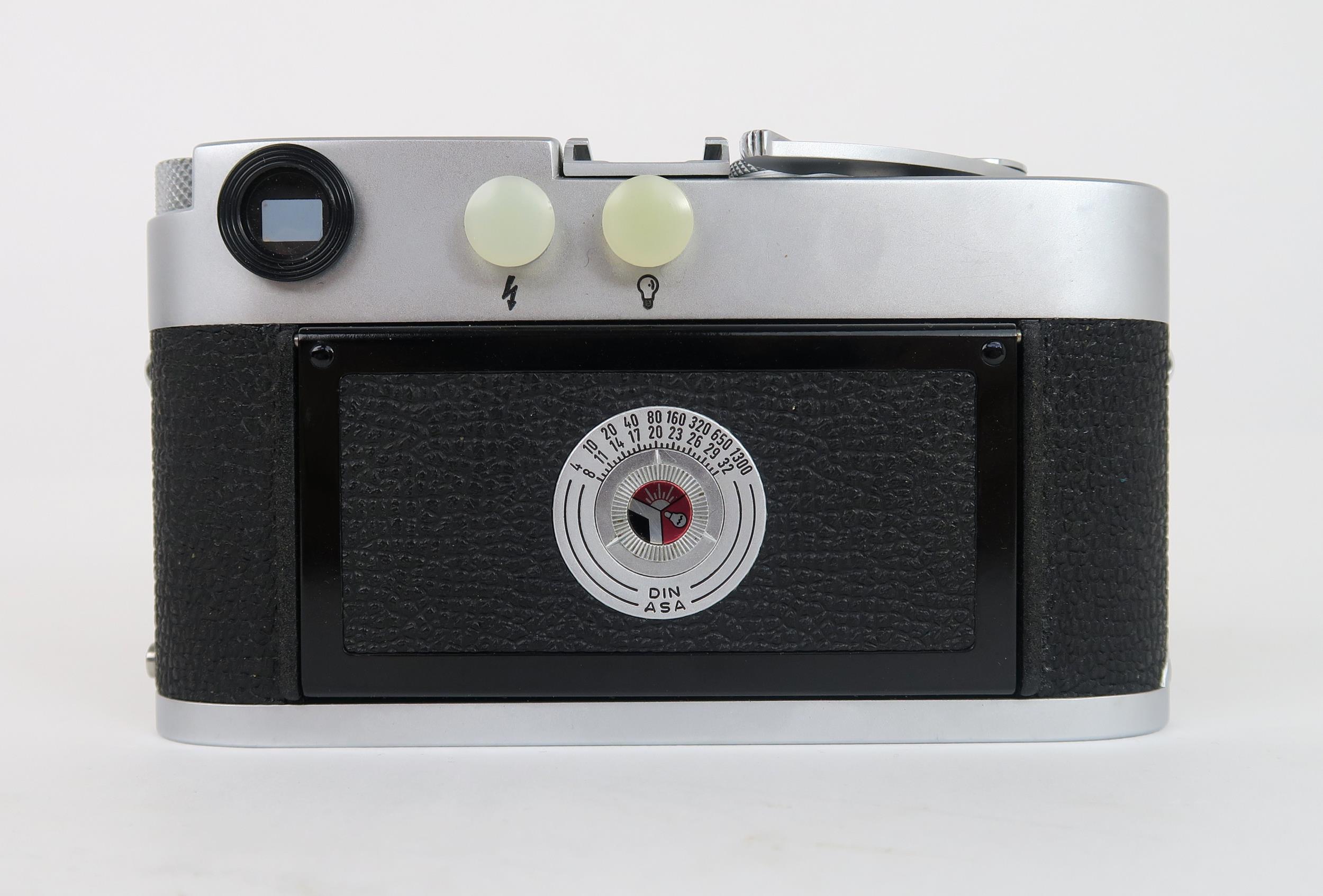 A 1964 LEITZ LEICA M2 RANGEFINDER CAMERA FITTED WITH A LEITZ SUMMILUX 1:1.4/35 LENS Serial no. - Image 3 of 4