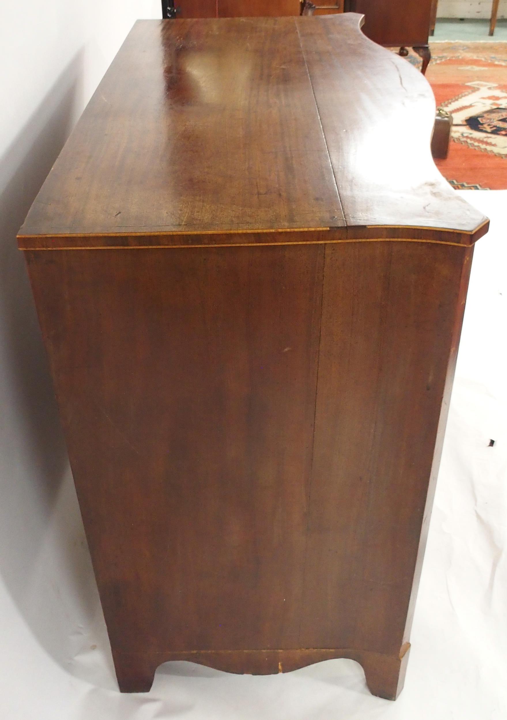 A GEORGIAN MAHOGANY SERPENTINE FRONT CHEST OF FOUR DRAWERS with satinwood inlays to sides and - Image 8 of 12