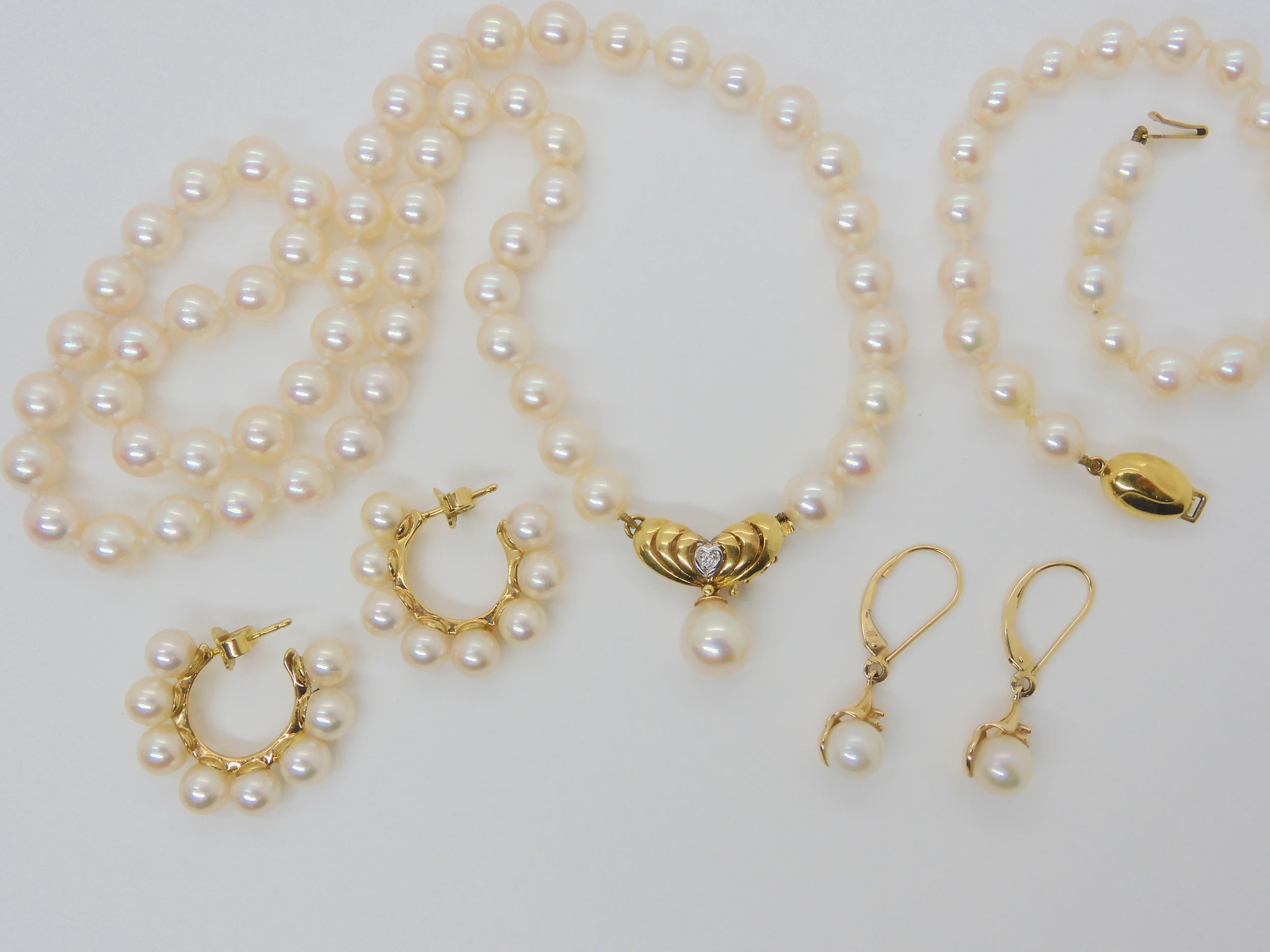 A PEARL SUITE the pearl necklace with diamond set 18ct gold pendant clasp, has a 8.5mm pear shaped - Image 3 of 6