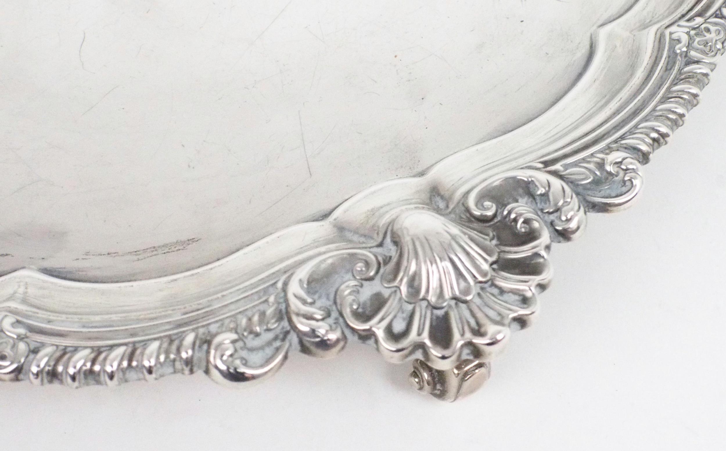 AN EDWARDIAN SILVER SALVER of plain form, with a gadrooned shellwork border, on four scroll feet, by - Bild 2 aus 3