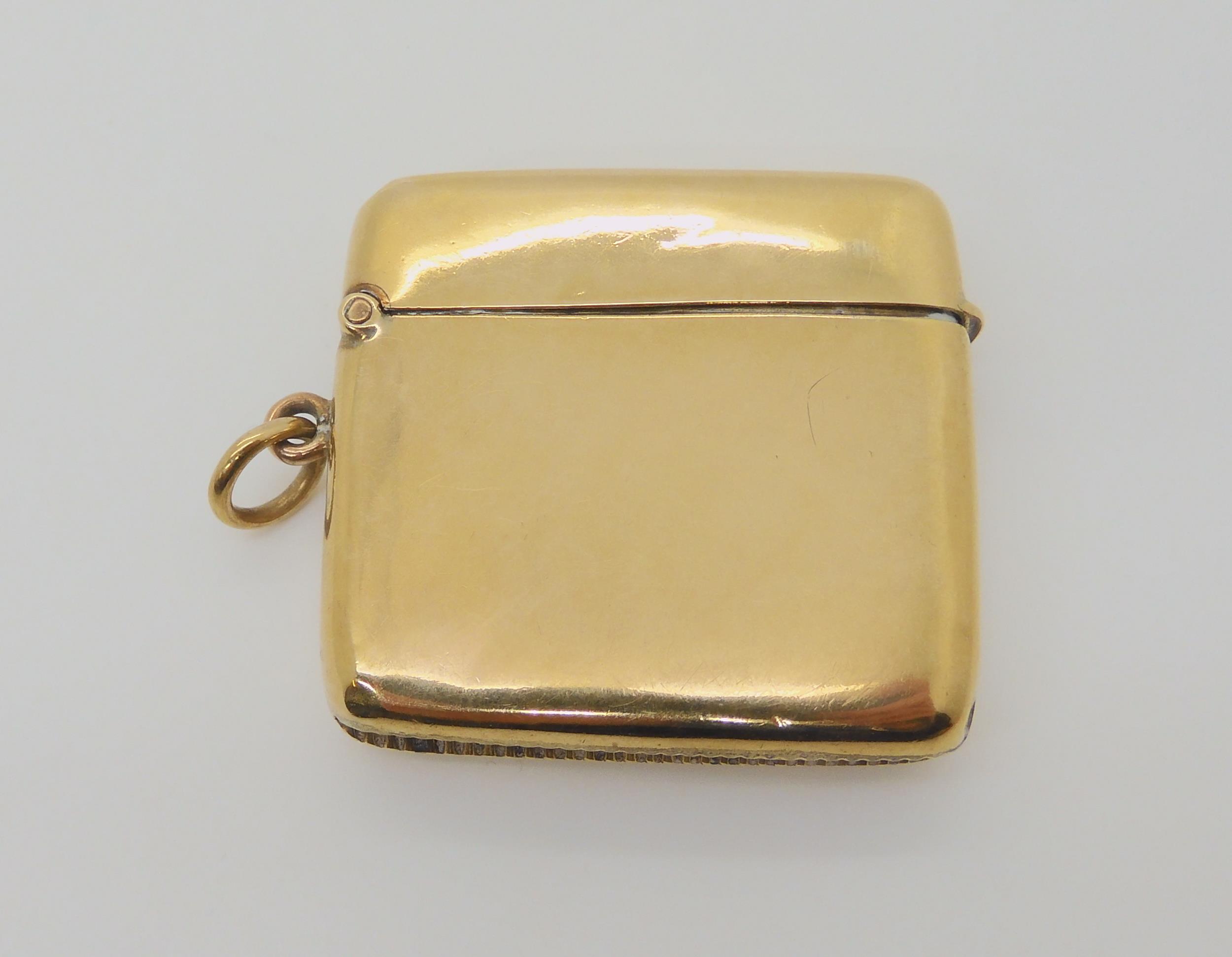 A 9CT GOLD VESTA with London hallmarks for 1912, makers mark Horace Woodward & Co Ltd. Dimensions