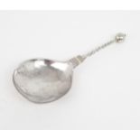 AN EARLY 17TH CENTURY NORWEGIAN SILVER SPOON with a plain fig-shaped bowl, with engraved decoration,