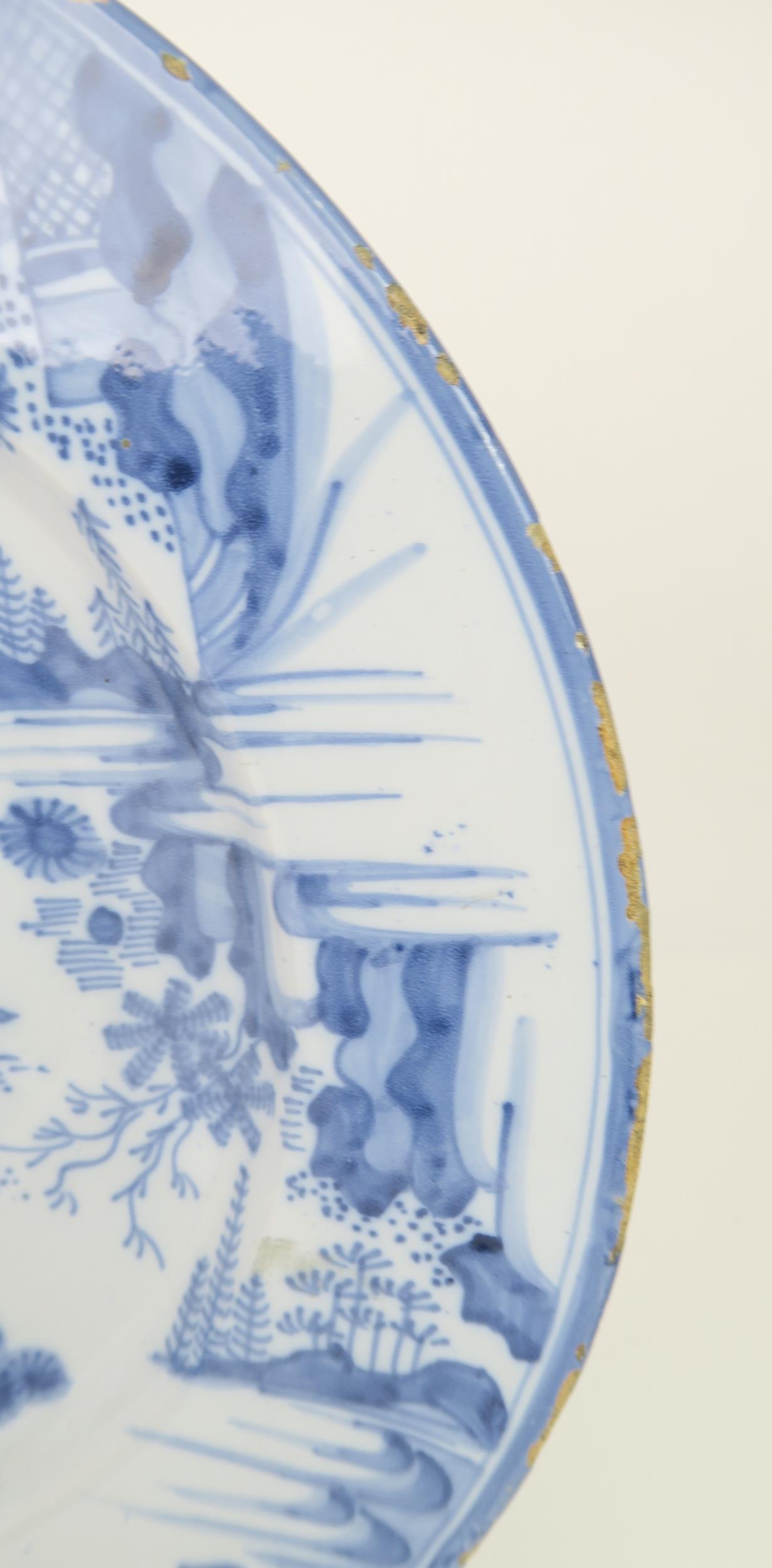 AN 18TH CENTURY DELFT CHARGER possibly north German Hanau, painted in blue and white with figures - Image 3 of 5