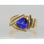 A LE VIAN TANZANITE AND DIAMOND RING the 18ct yellow gold dress ring set with a trilliant cut