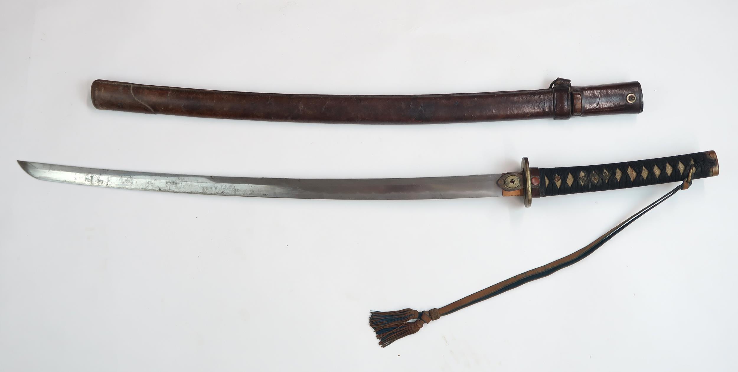 A JAPANESE SHOWA PERIOD SHIN GUNTO SWORD WITH WW2-ERA BRITISH ATTRIBUTION With machine made blade - Image 4 of 7