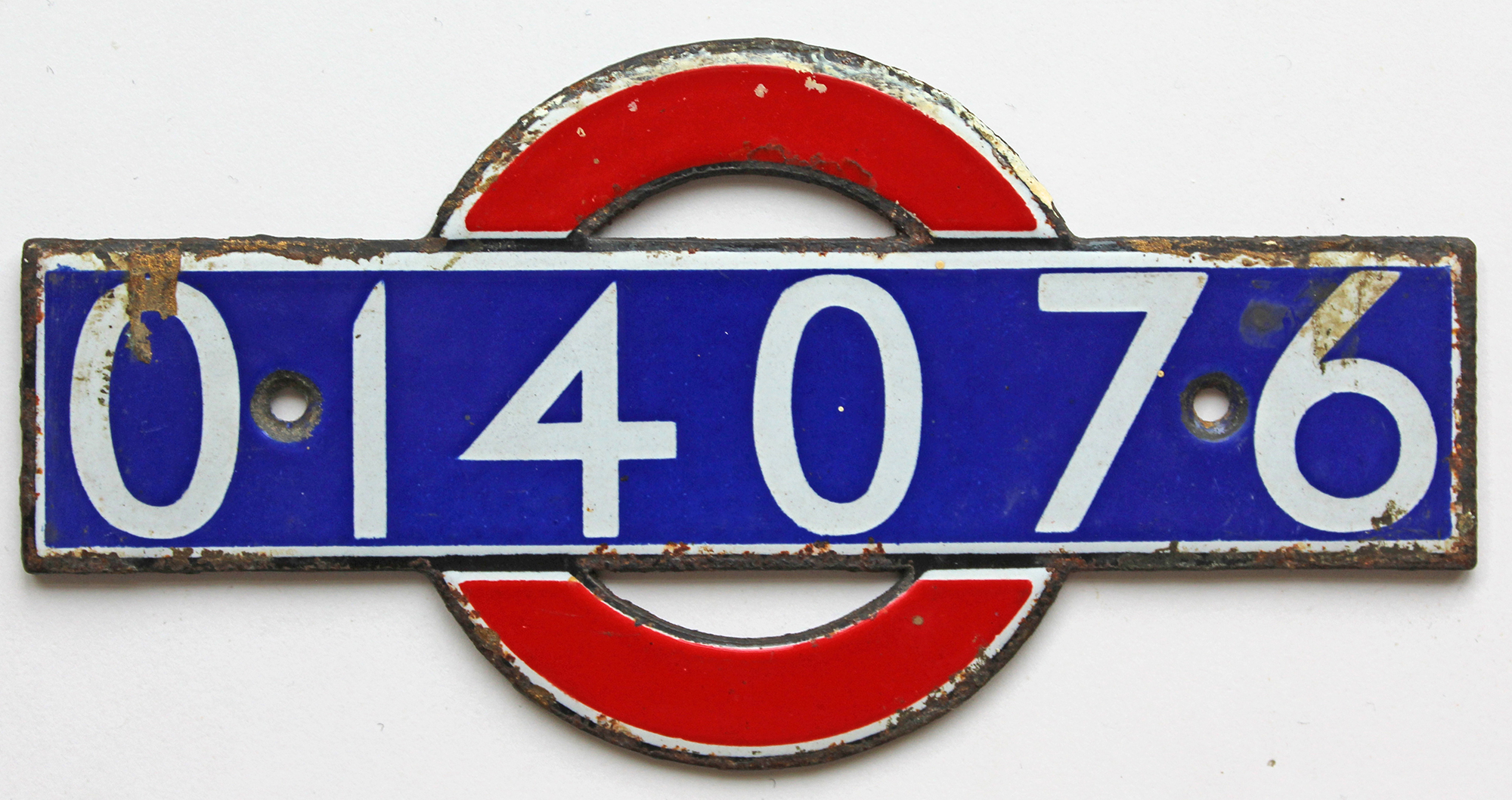 London Underground enamel bullseye from driving car 014076. Measures 5.5in x 2.75in and is in very