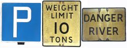 Roadsigns, quantity 3 comprising P (parking), cast aluminium, 22in x 21in; WEIGHT LIMIT 10 TONS,