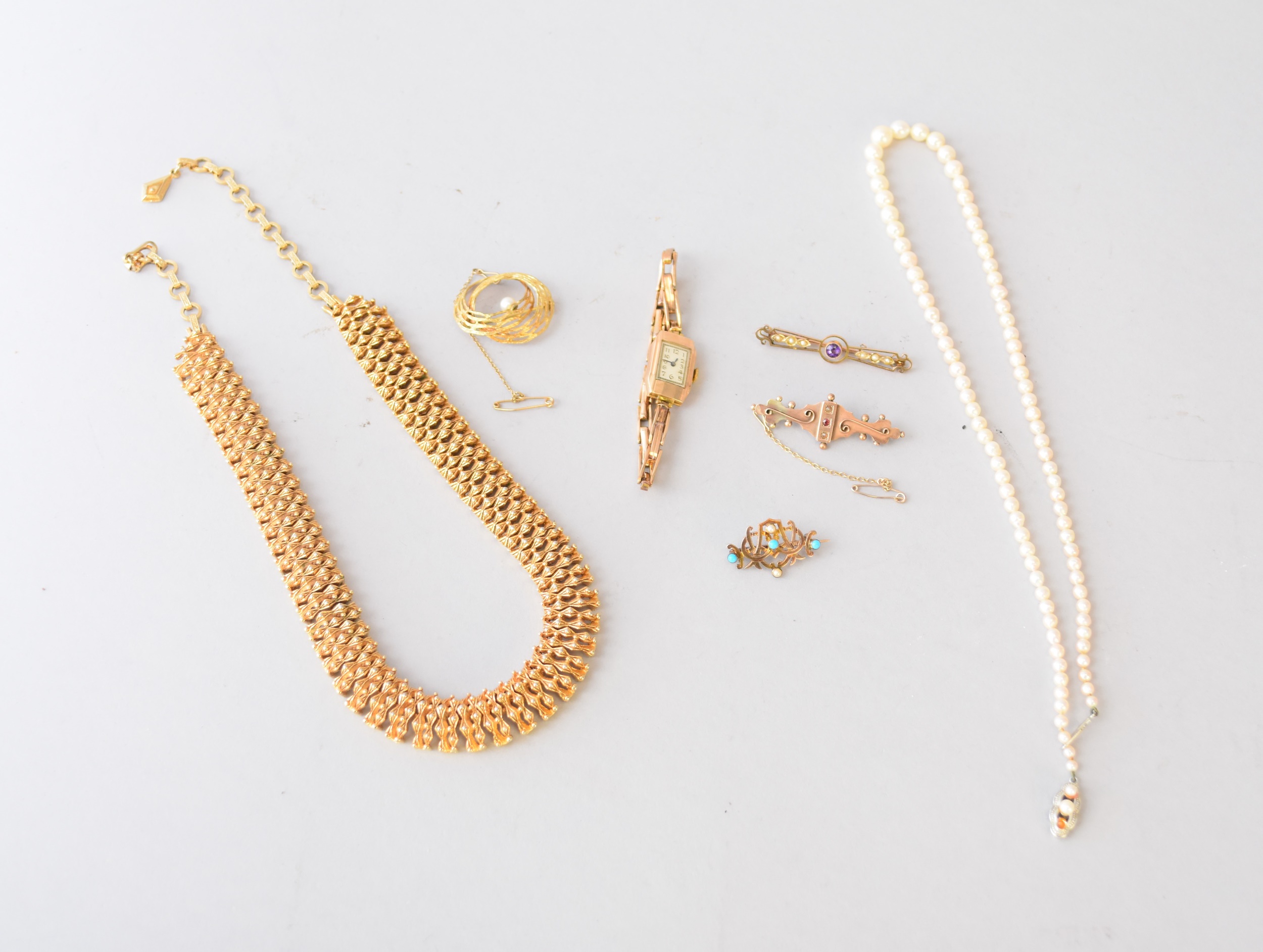 A small collection of jewellery and costume jewellery