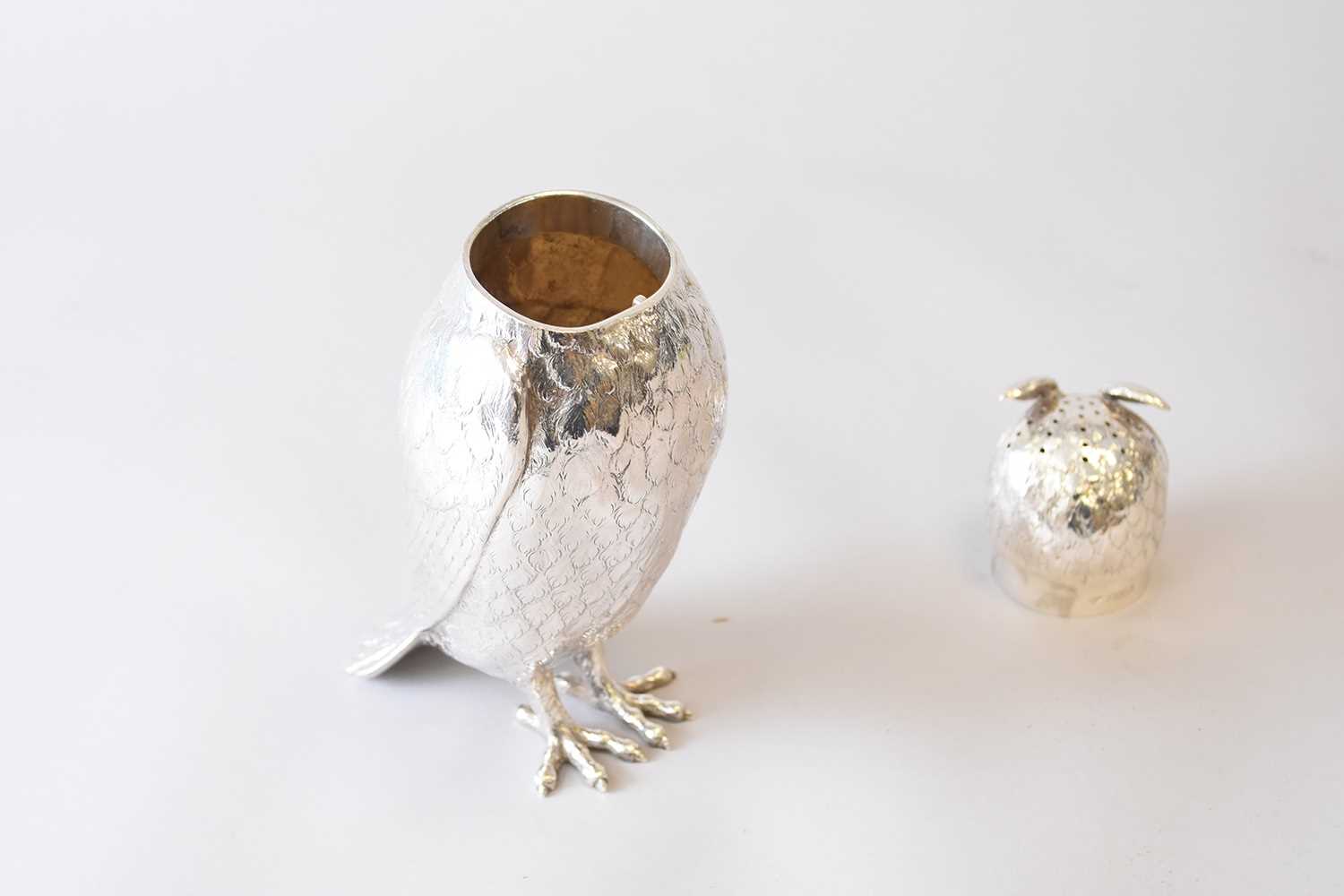 An impressive Edwardian Goldsmiths and Silversmiths Co Ltd silver sugar caster in the form of an owl - Image 11 of 15
