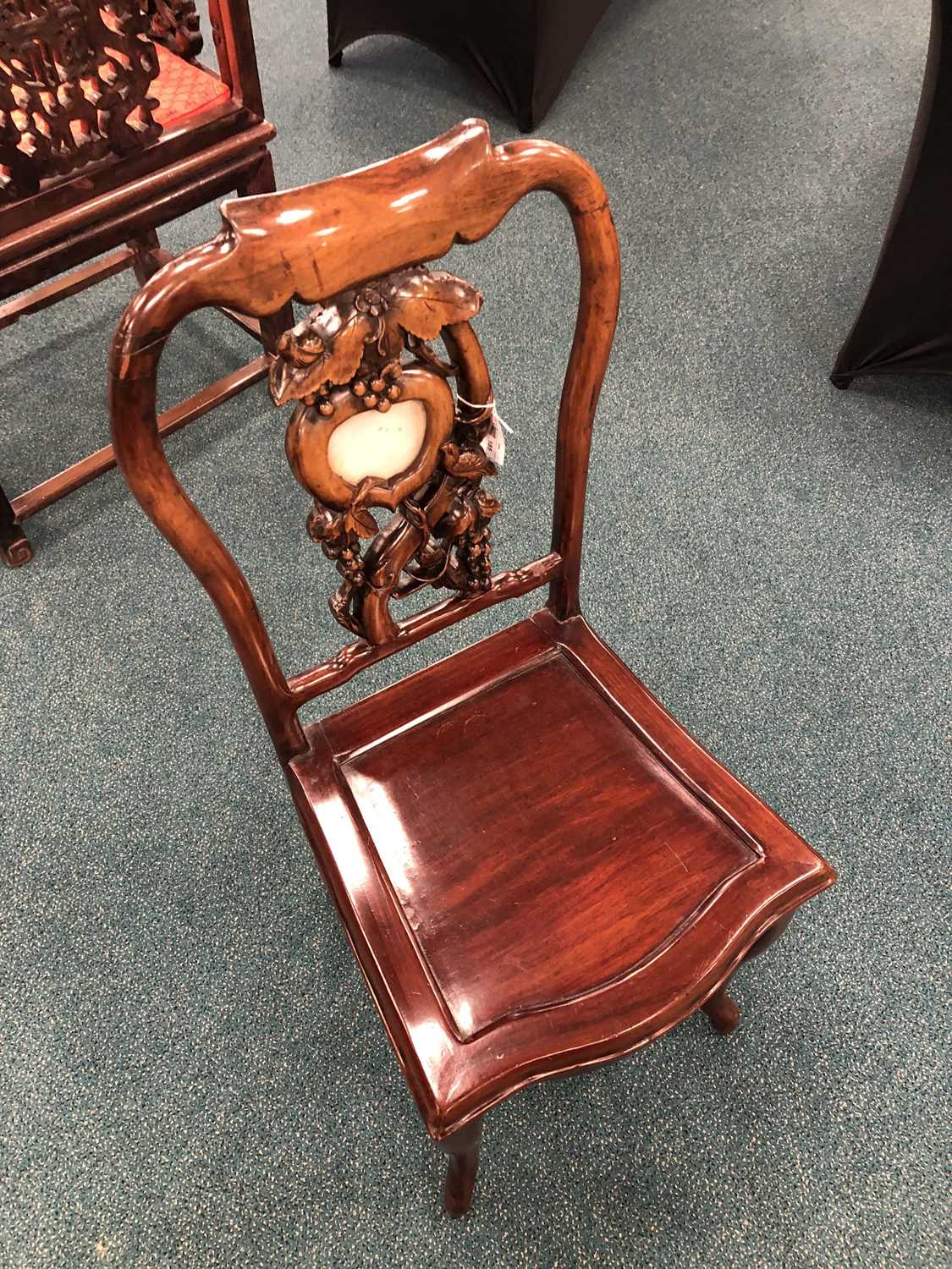 A Chinese carved rosewood side chair - Image 4 of 8