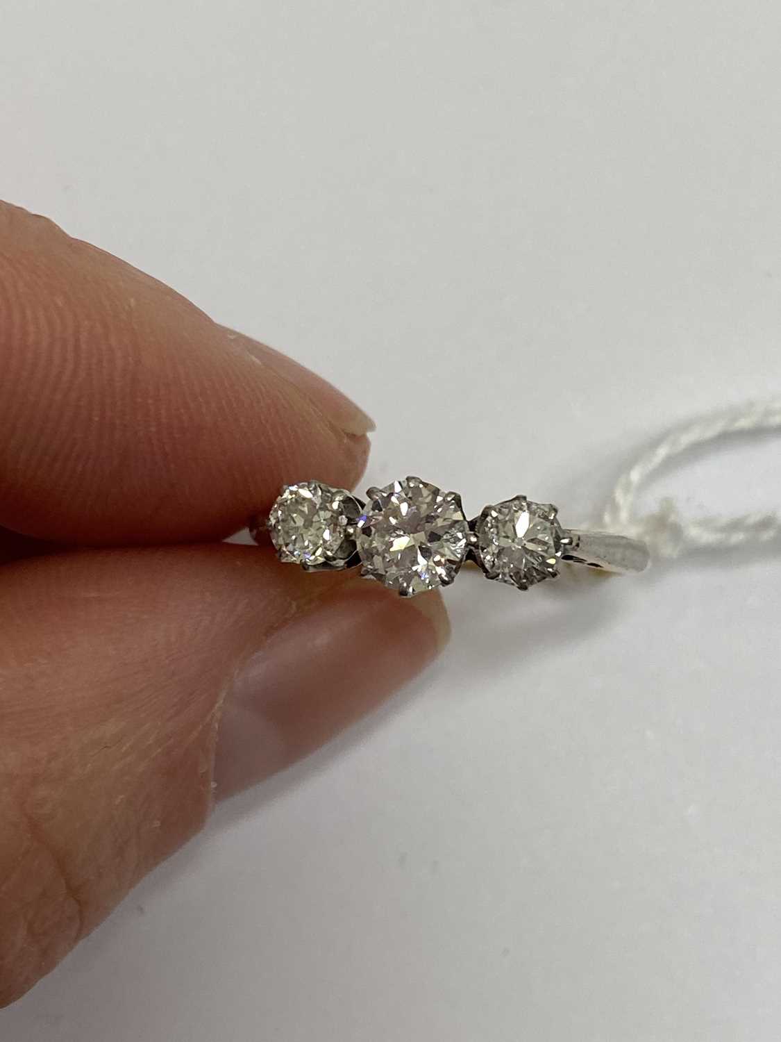 A graduated three stone diamond ring - Image 3 of 8