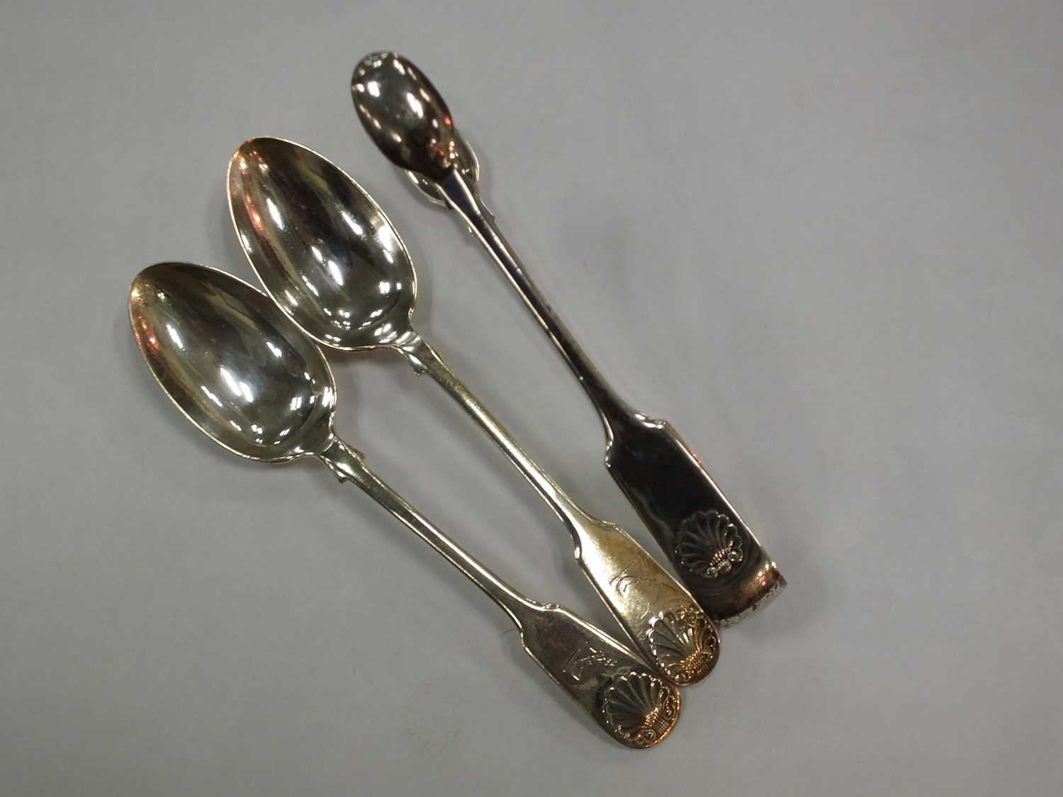 An impressive comprehensive canteen of Victorian Fiddle and Shell pattern silver flatware - Image 9 of 21