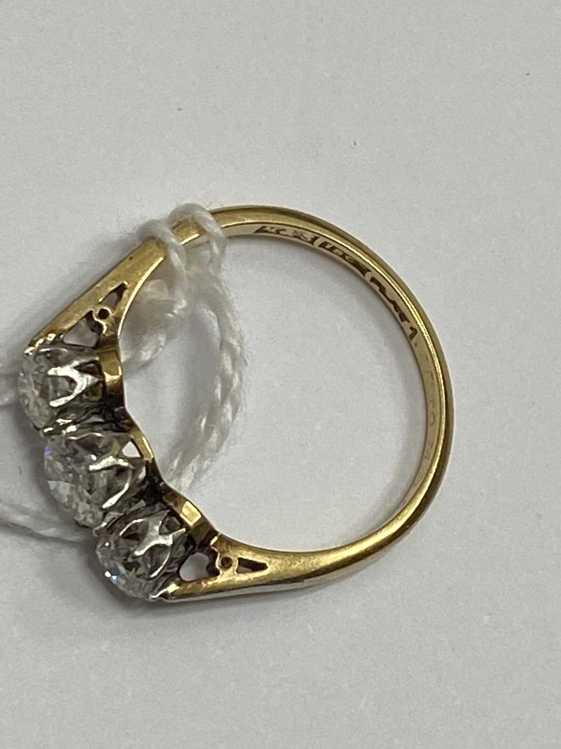 A graduated three stone diamond ring - Image 2 of 8