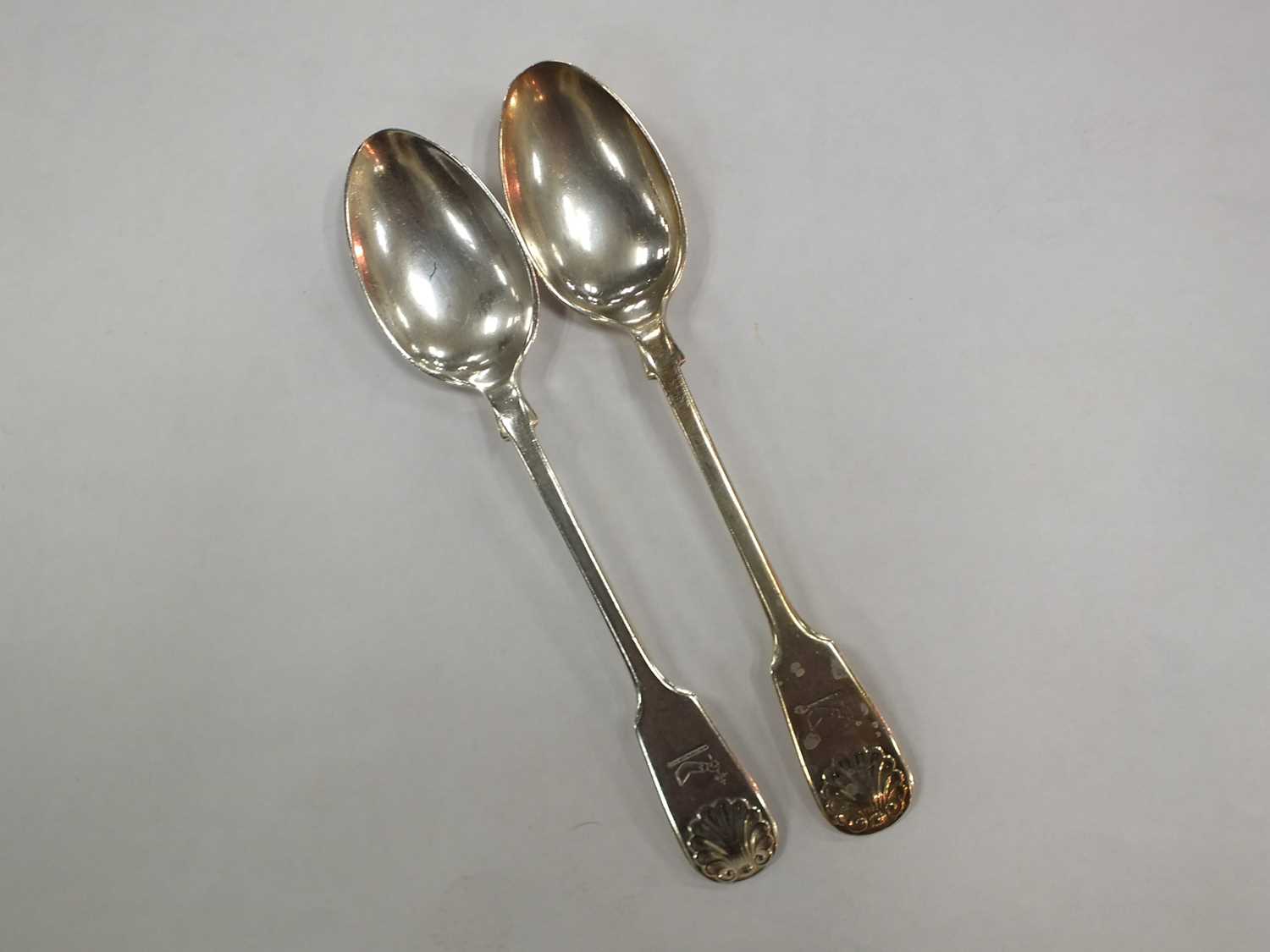 An impressive comprehensive canteen of Victorian Fiddle and Shell pattern silver flatware - Image 15 of 21