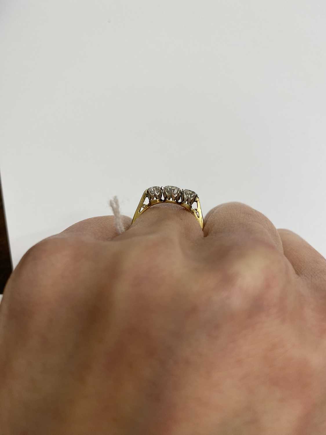 A graduated three stone diamond ring - Image 6 of 8