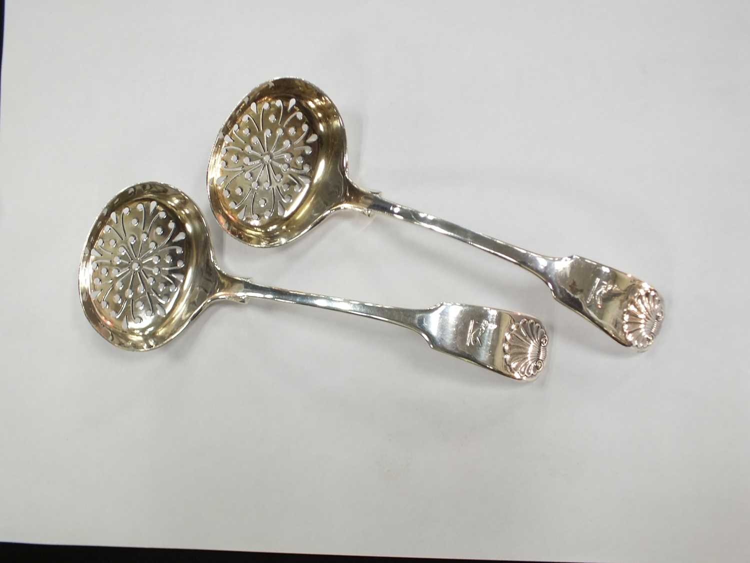 An impressive comprehensive canteen of Victorian Fiddle and Shell pattern silver flatware - Image 6 of 21