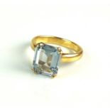 An 18ct gold single stone aquamarine ring