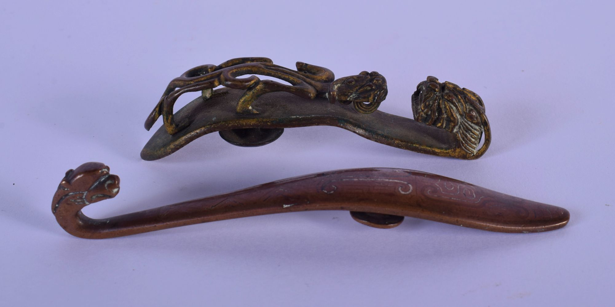 TWO 17TH/18TH CENTURY CHINESE MIXED METAL BELT HOOKS one with silver inlay. Largest 9.5 cm long. (2) - Bild 2 aus 4