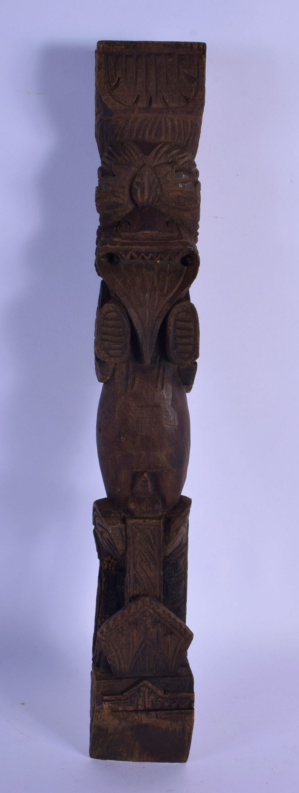 AN UNUSUAL TRIBAL CARVED WOOD POST FINIAL formed as a scowling beast. 42 cm x 8 cm.