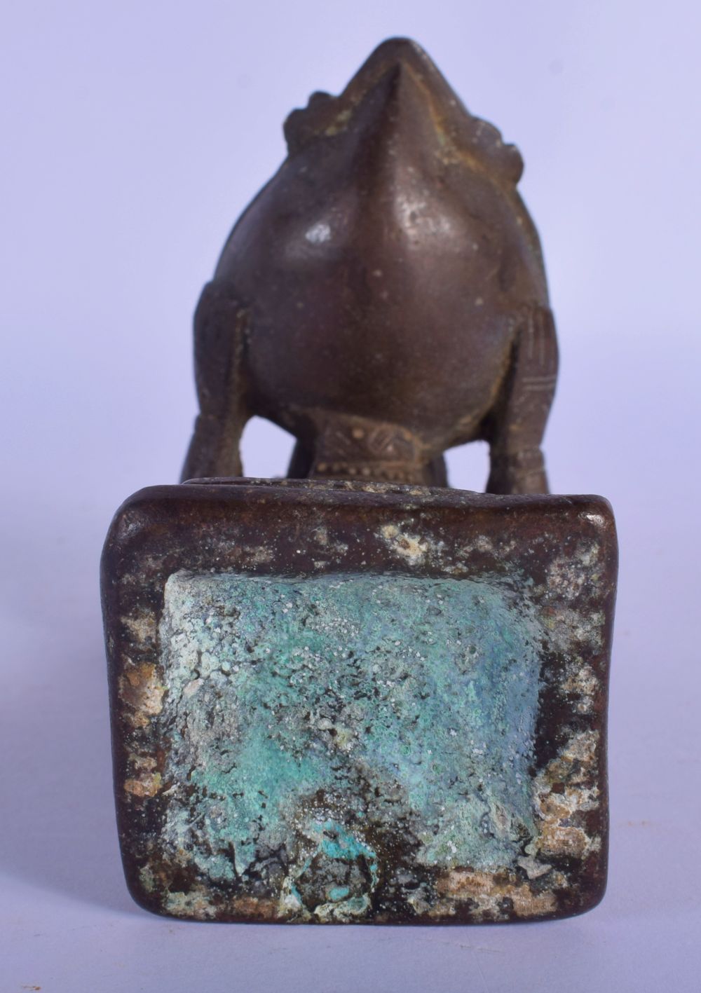 A 17TH/18TH CENTURY INDIAN BRONZE FIGURE OF A STANDING BUDDHIST DEITY modelled with a bird holding a - Image 8 of 8