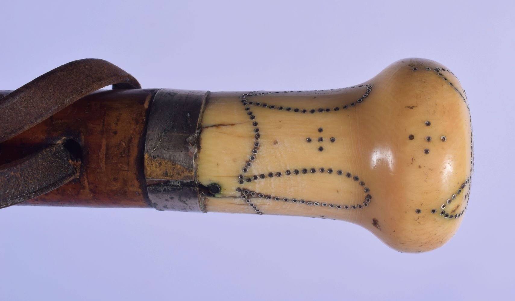AN EARLY 18TH CENTURY CARVED IVORY PIQUE WORK SILVER INLAID IVORY WALKING CANE C1701. 85 cm long. - Image 2 of 5