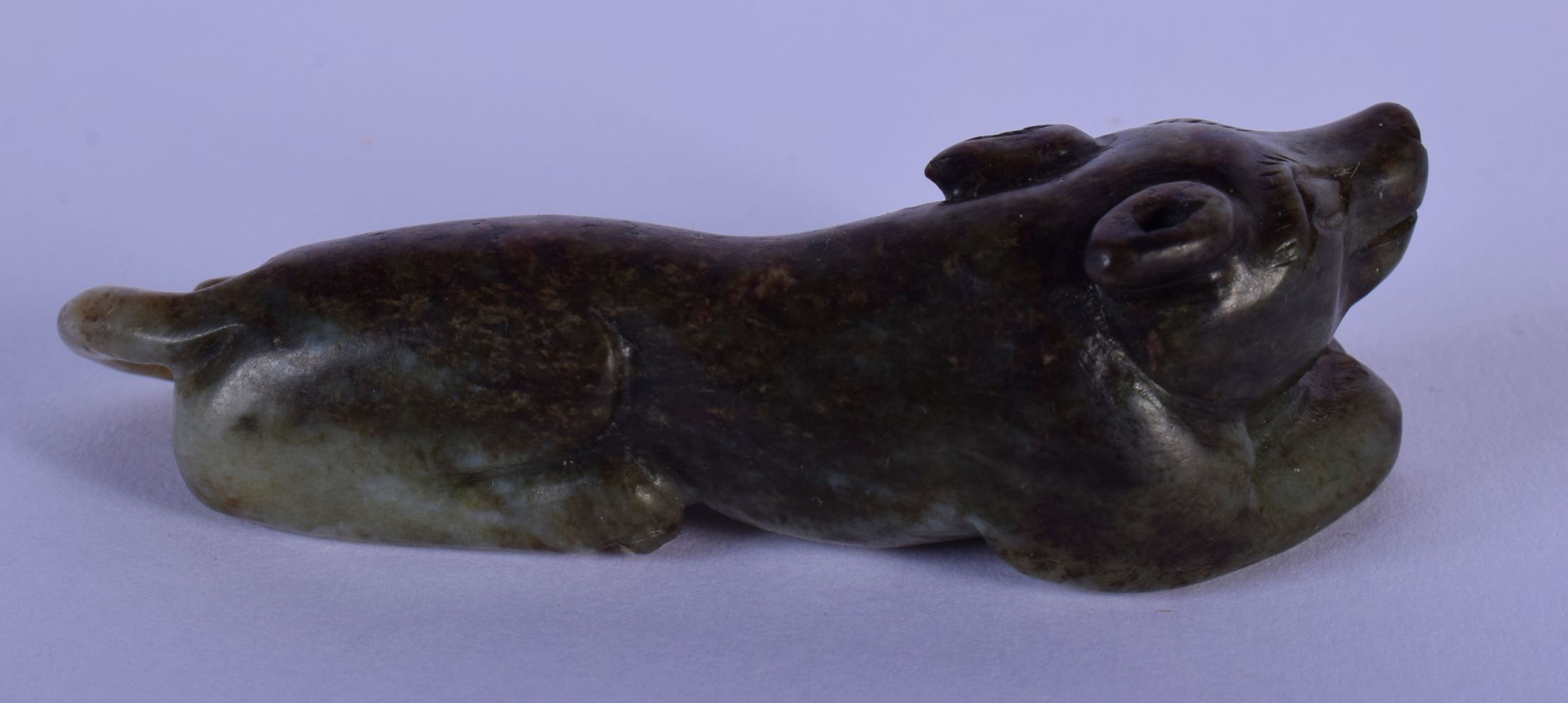 A 19TH CENTURY CHINESE CARVED MUTTON JADE FIGURE OF A BEAST Qing, with black inclusions, modelled re - Bild 2 aus 4