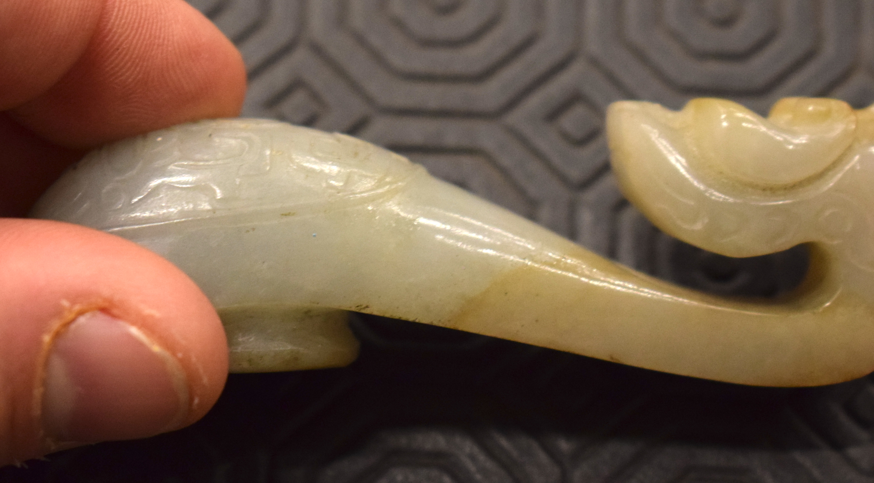 A 19TH CENTURY CHINESE CARVED GREENISH WHITE JADE BELT HOOK Qing, overlaid with an oval motif. 8.5 c - Bild 8 aus 11