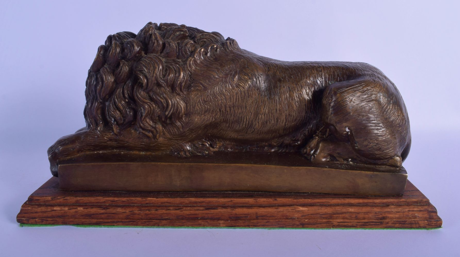 AN EARLY 20TH CENTURY EUROPEAN BRONZE FIGURE OF A SLEEPING LION After the Antiquity, modelled upon a - Image 2 of 5