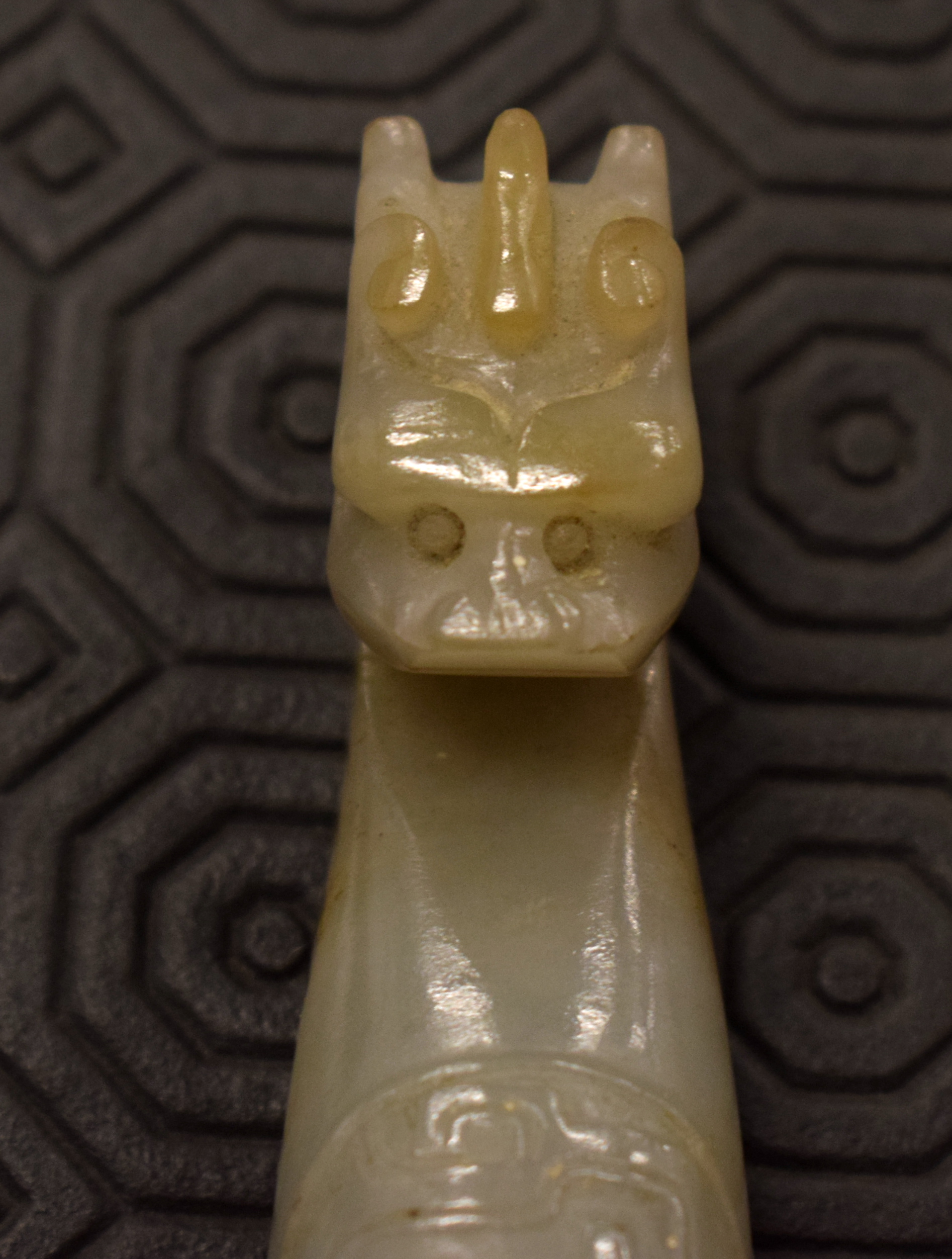 A 19TH CENTURY CHINESE CARVED GREENISH WHITE JADE BELT HOOK Qing, overlaid with an oval motif. 8.5 c - Bild 6 aus 11