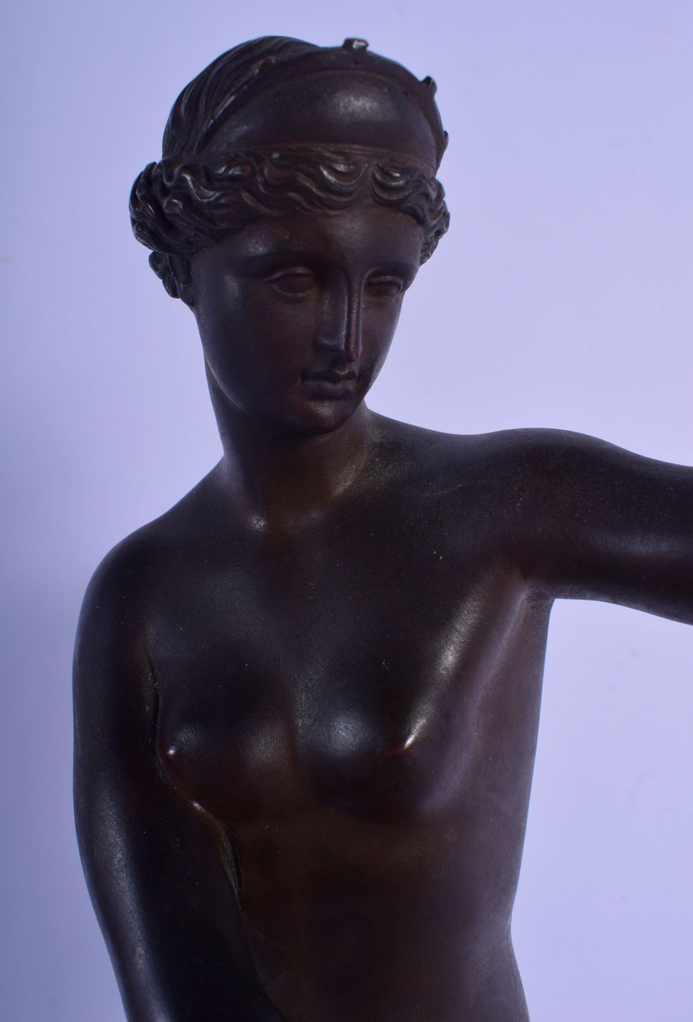 A LARGE 19TH CENTURY FRENCH GRAND TOUR BRONZE FIGURE OF VENUS modelled upon a circular plinth. 38 cm - Image 2 of 5