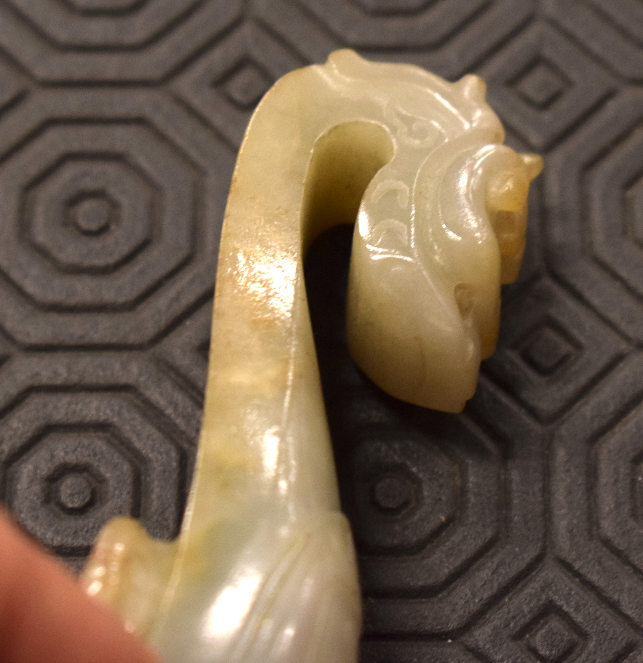 A 19TH CENTURY CHINESE CARVED GREENISH WHITE JADE BELT HOOK Qing, overlaid with an oval motif. 8.5 c - Bild 9 aus 11