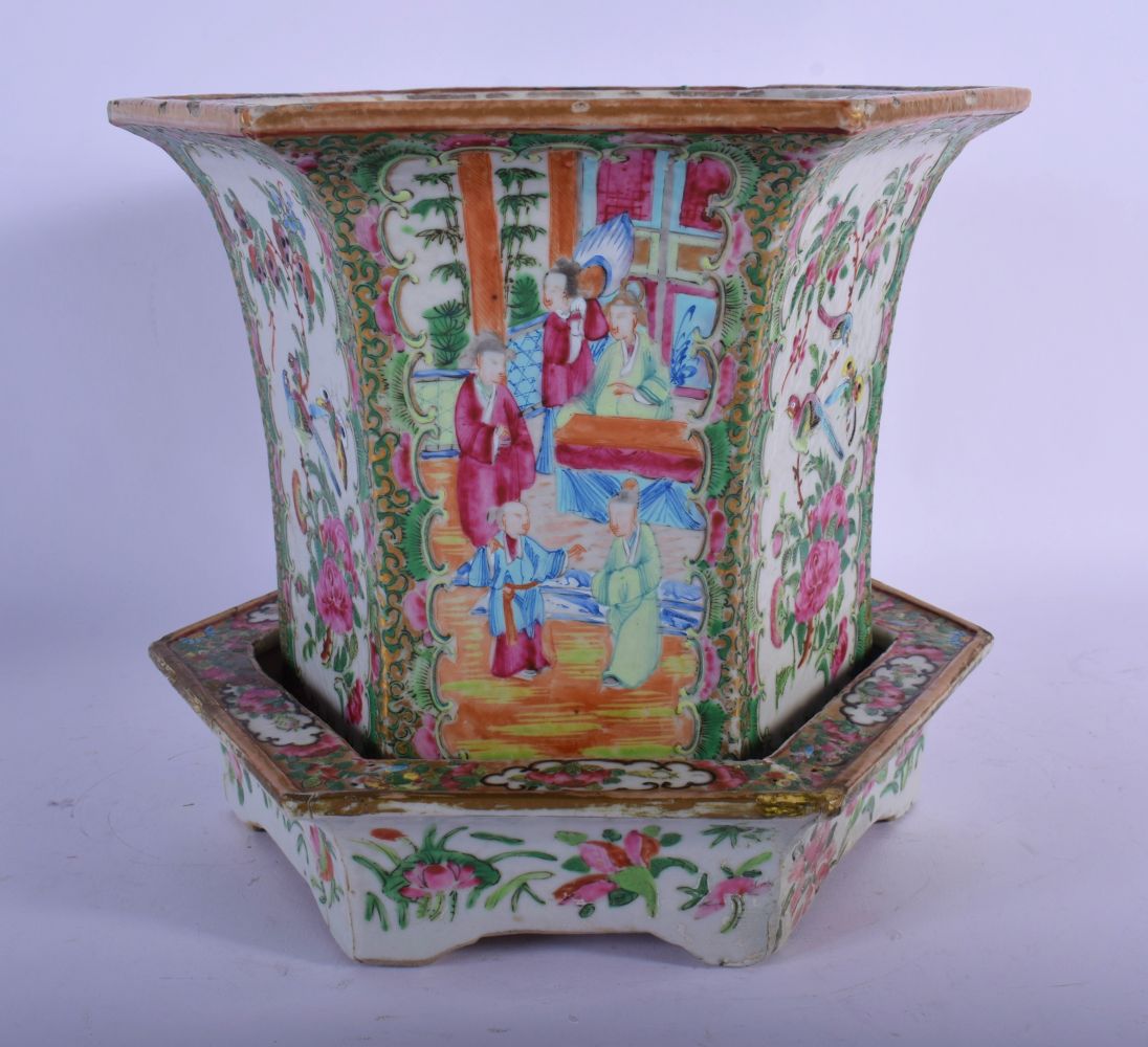 A 19TH CENTURY CHINESE CANTON FAMILLE ROSE JARDINIÈRE ON STAND Qing, painted with figures. 20 cm x 1 - Bild 3 aus 5