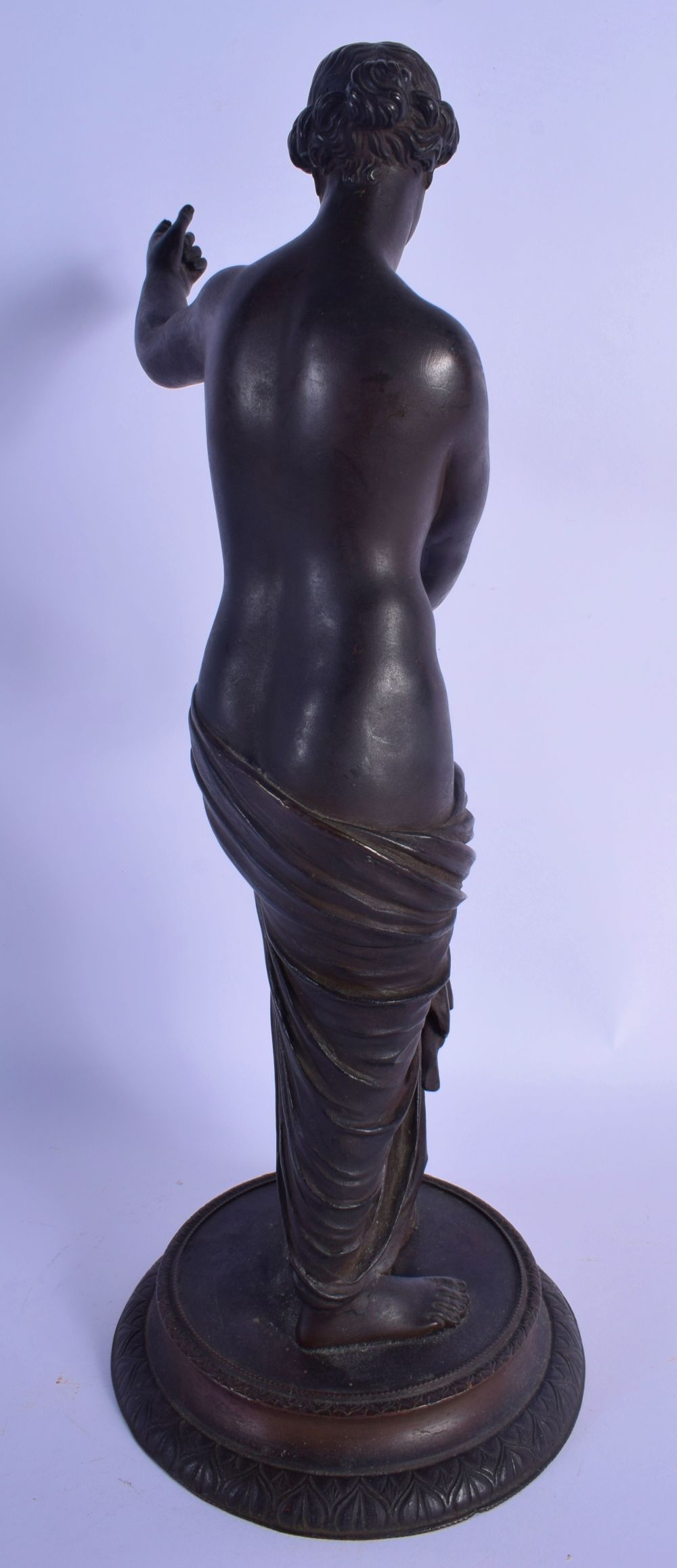 A LARGE 19TH CENTURY FRENCH GRAND TOUR BRONZE FIGURE OF VENUS modelled upon a circular plinth. 38 cm - Image 4 of 5