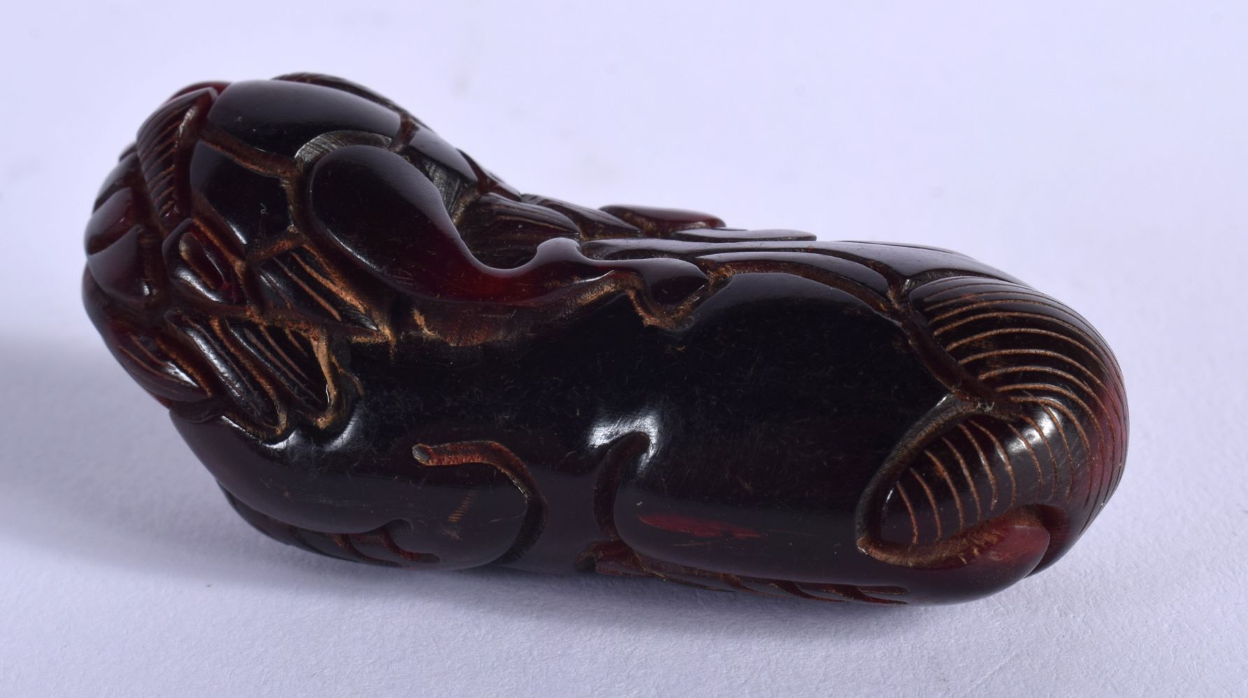 A CARVED DOG OF FOO. 5.5cm x 2.2cm, weight 17.5g - Bild 2 aus 3