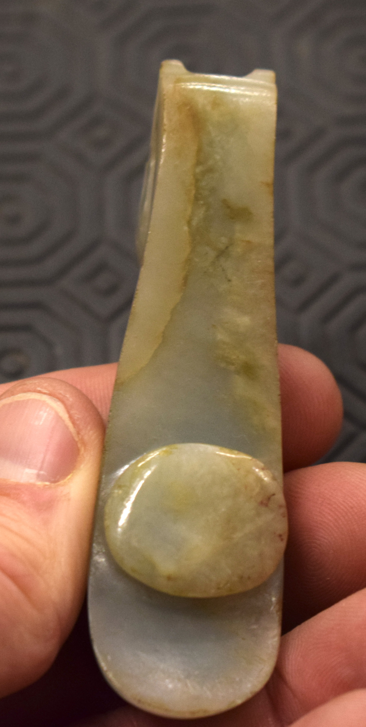 A 19TH CENTURY CHINESE CARVED GREENISH WHITE JADE BELT HOOK Qing, overlaid with an oval motif. 8.5 c - Bild 10 aus 11