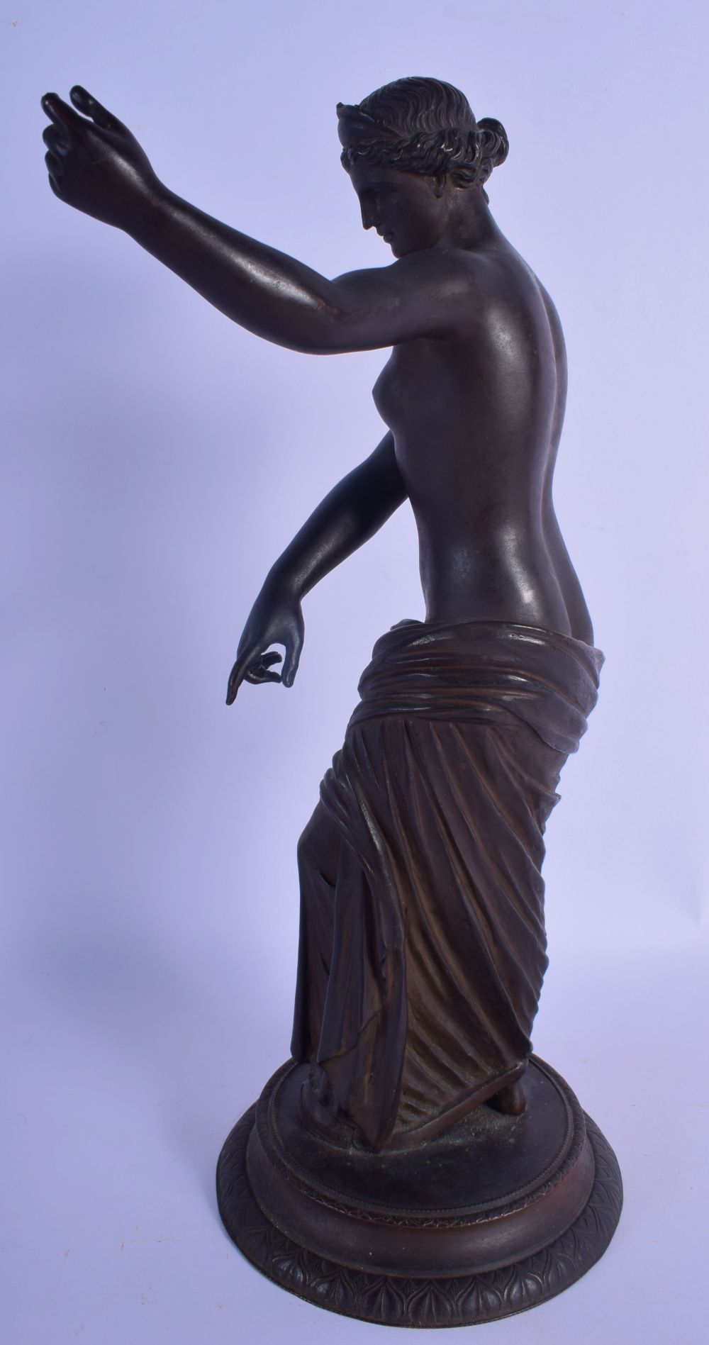 A LARGE 19TH CENTURY FRENCH GRAND TOUR BRONZE FIGURE OF VENUS modelled upon a circular plinth. 38 cm - Image 3 of 5