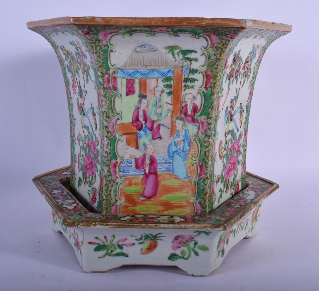 A 19TH CENTURY CHINESE CANTON FAMILLE ROSE JARDINIÈRE ON STAND Qing, painted with figures. 20 cm x 1 - Bild 2 aus 5