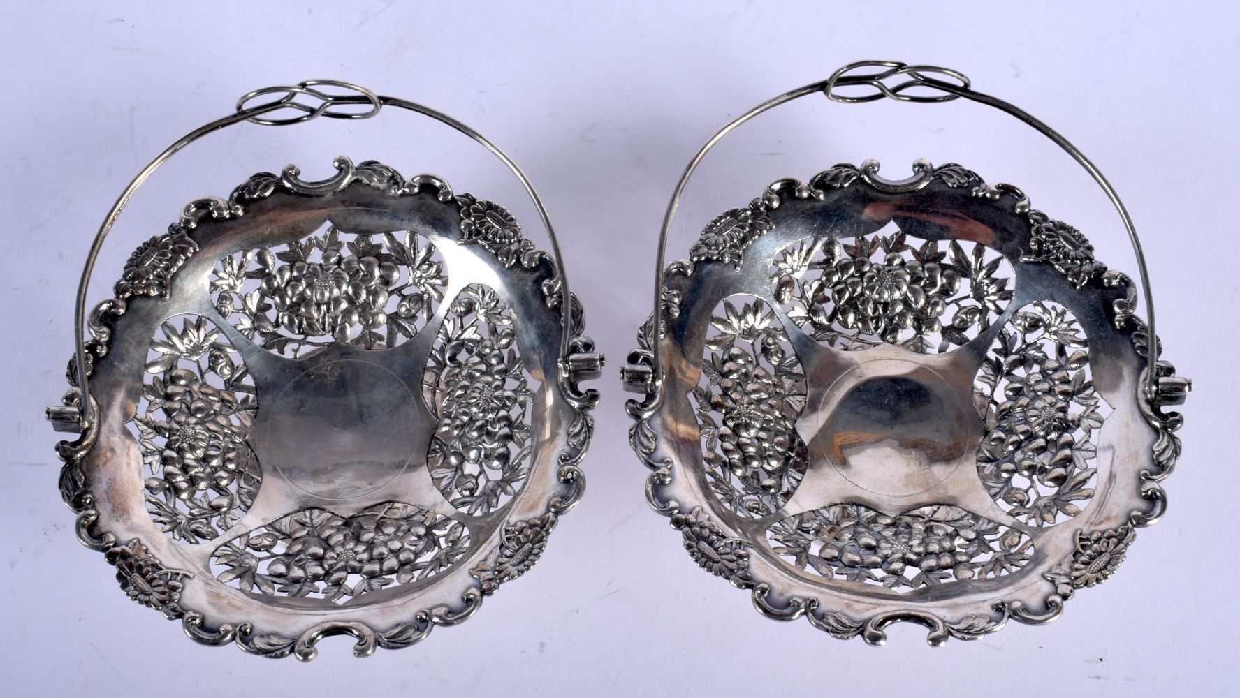 A PAIR OF 19TH CENTURY CHINESE EXPORT ZEEWO SILVER BASKETS. 185 grams. 11 cm x 3.5 cm. - Bild 3 aus 5