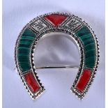 A STERLING SILVER AND AGATE HORSESHOE BROOCH. 3.3cm x 2.9cm, weight 9.2g