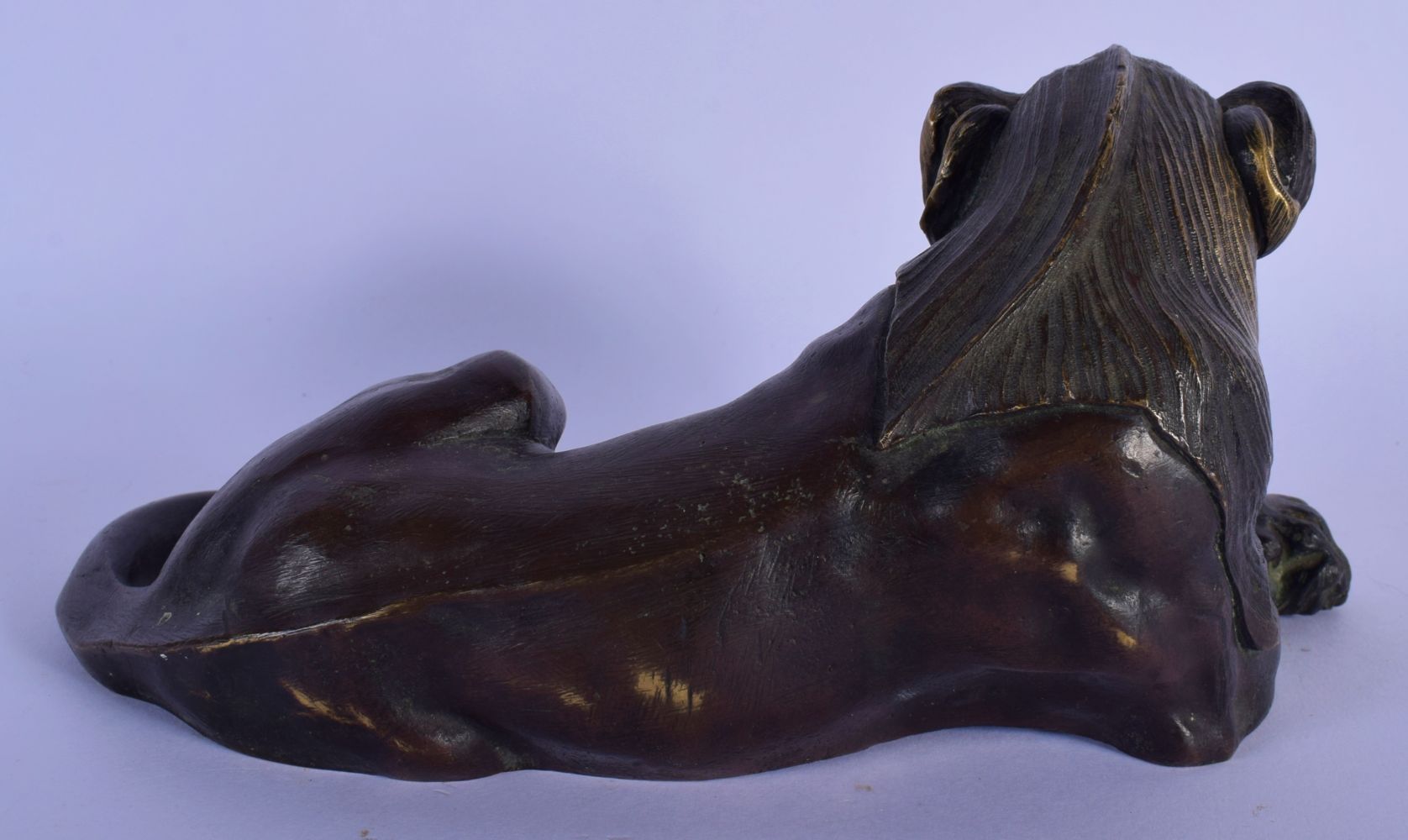 A 17TH/18TH CENTURY EUROPEAN BRONZE FIGURE OF A RECLINING LION modelled looking solemn. 18 cm x 9 cm - Image 2 of 6