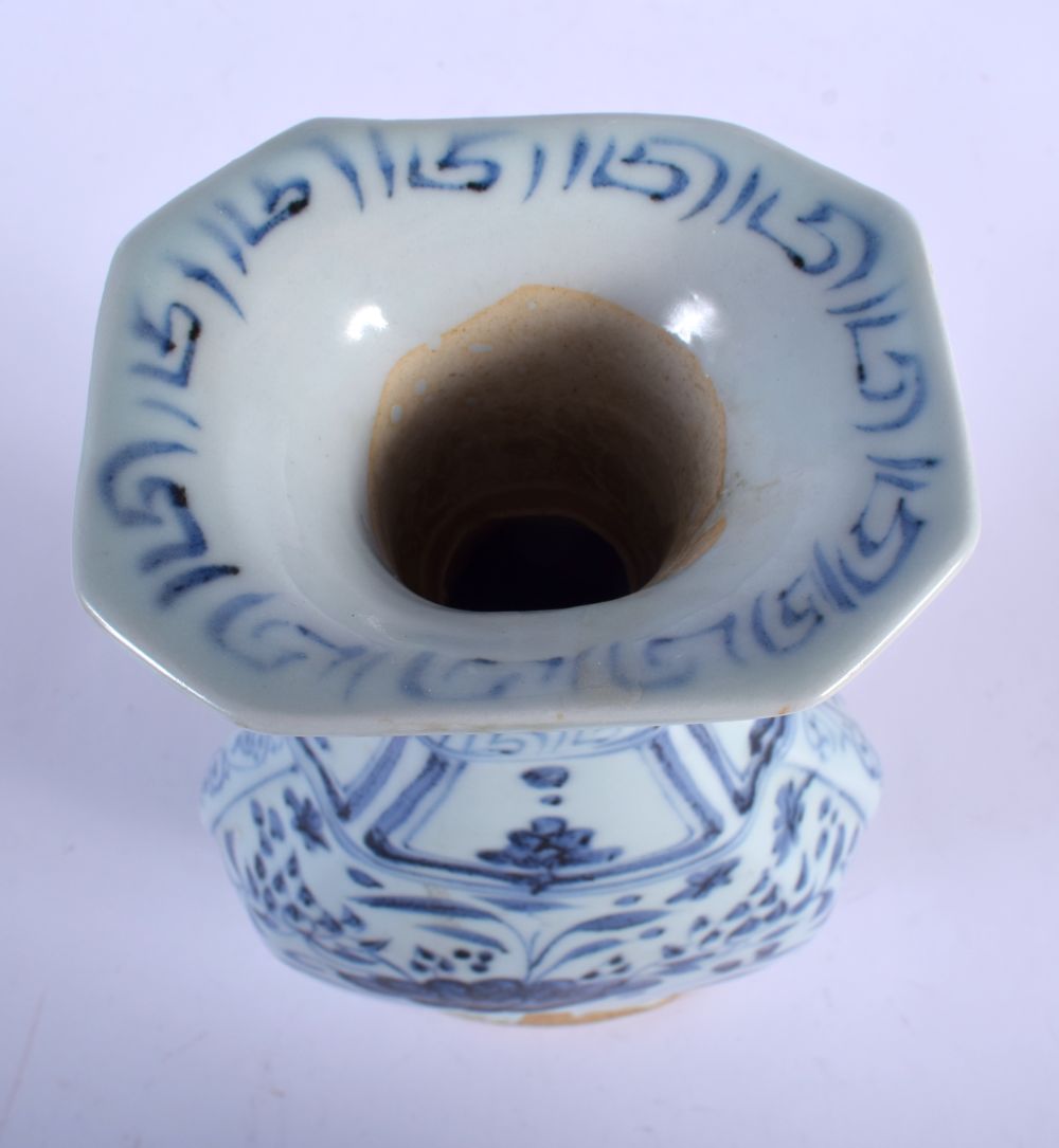 A CHINESE TWIN HANDLED YUAN STYLE BLUE AND WHITE VASE 20th Century. 29 cm high. - Image 5 of 6