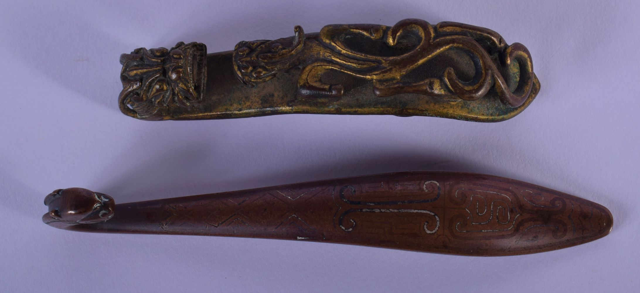 TWO 17TH/18TH CENTURY CHINESE MIXED METAL BELT HOOKS one with silver inlay. Largest 9.5 cm long. (2) - Bild 3 aus 4