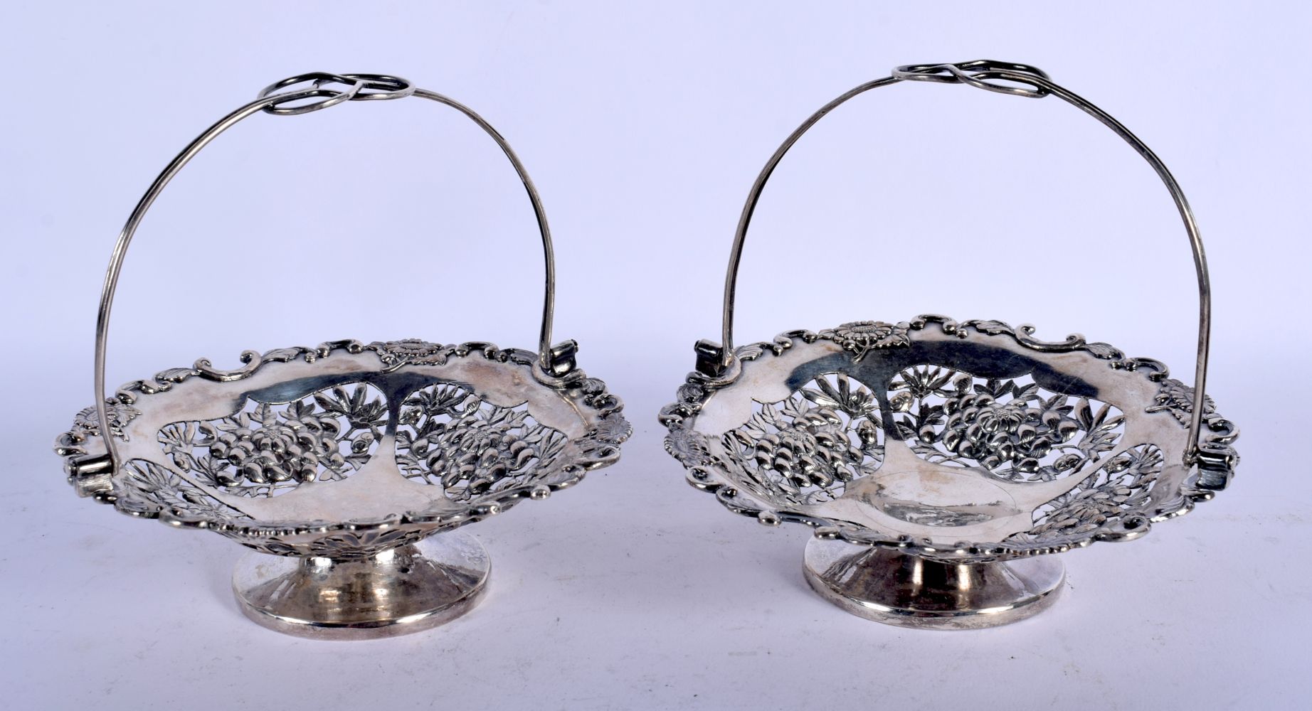 A PAIR OF 19TH CENTURY CHINESE EXPORT ZEEWO SILVER BASKETS. 185 grams. 11 cm x 3.5 cm.