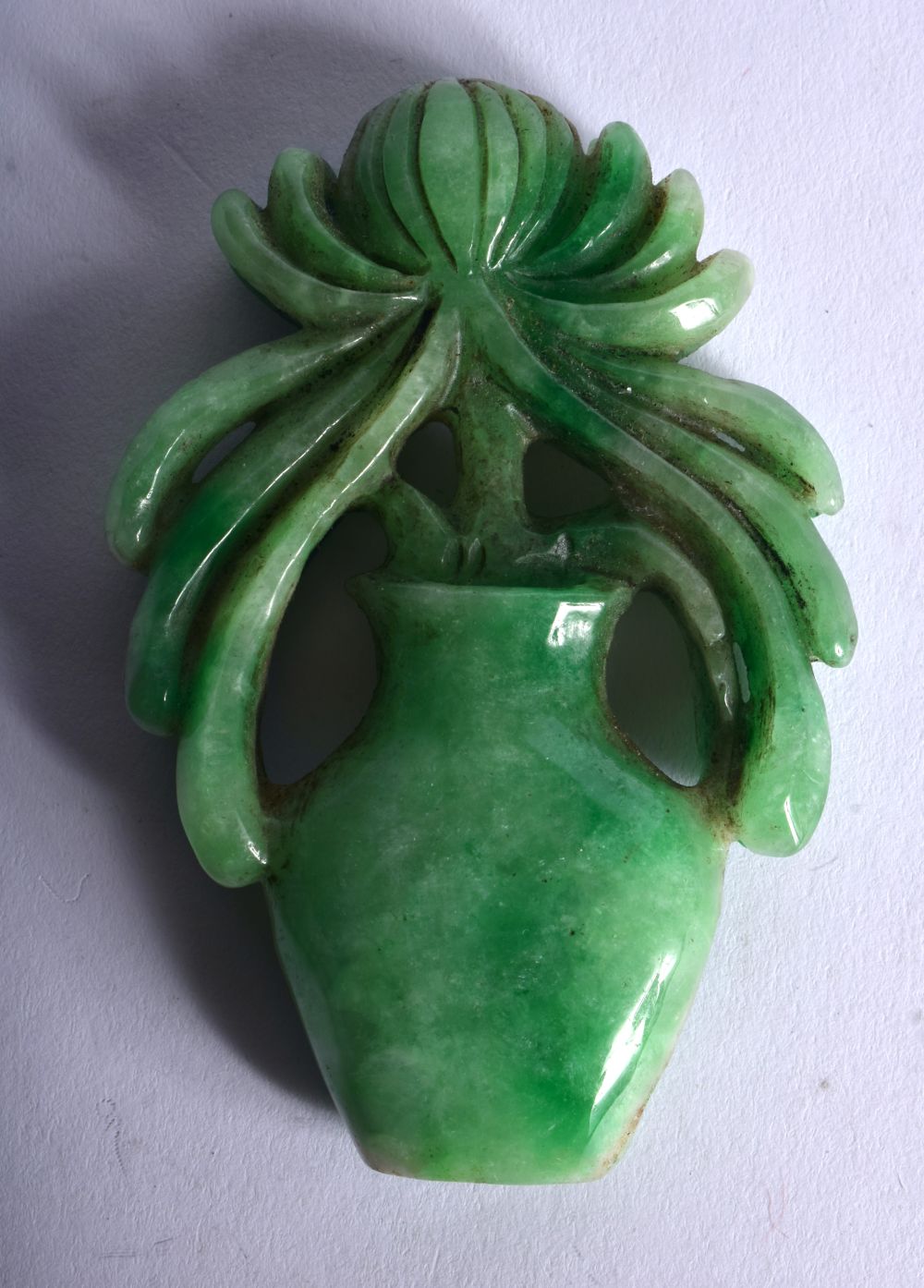 A CHINESE GREEN JADE CARVED FLOWER IN A VASE. 8.9cm x 5.7cm, weight 107.5g - Bild 2 aus 2