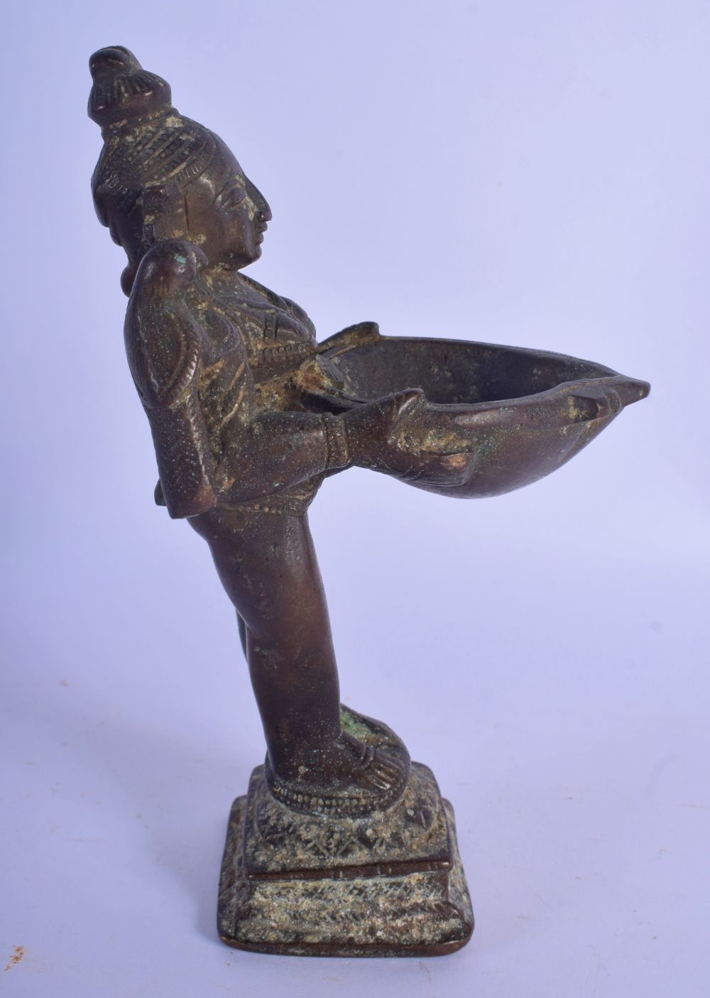 A 17TH/18TH CENTURY INDIAN BRONZE FIGURE OF A STANDING BUDDHIST DEITY modelled with a bird holding a - Image 3 of 8
